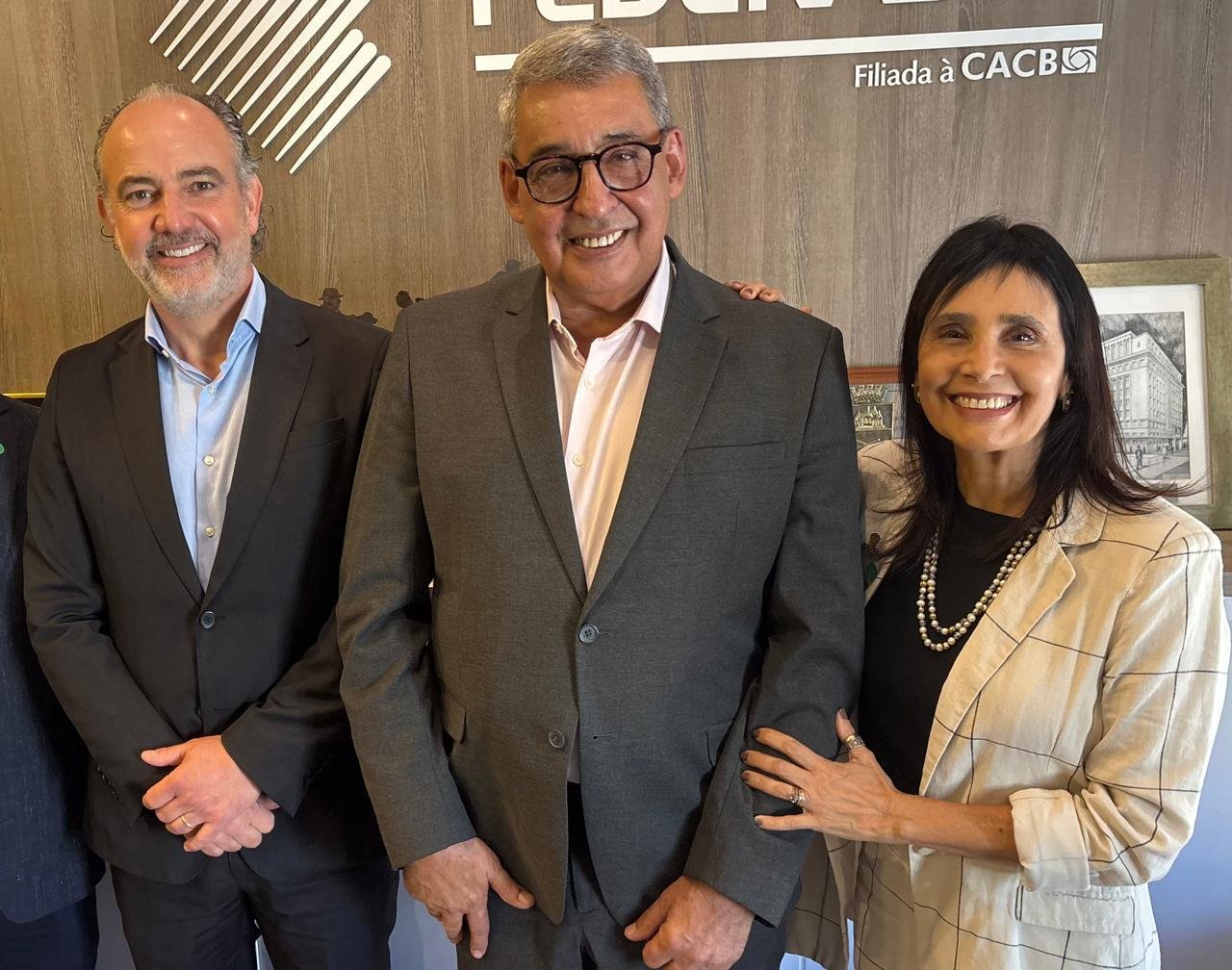 Rodrigo Sousa Costa recebeu o prefeito Sebasti&atilde;o Melo e a primeira-dama de Porto Alegre, Val&eacute;ria Leopoldino, no T&aacute; na Mesa de quarta-feira, na Federasul