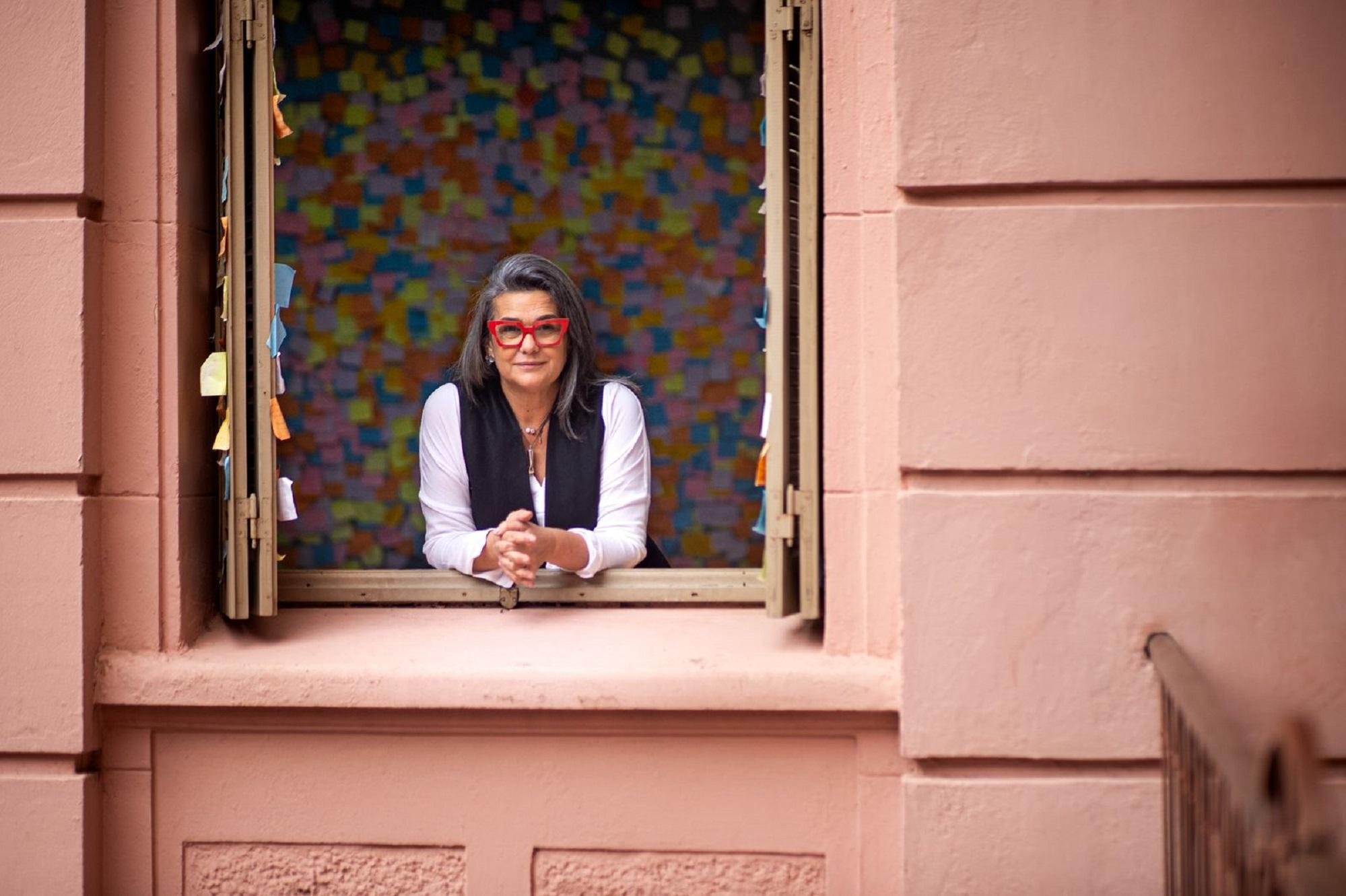Autora com trajet&oacute;ria consolidada na literatura infantil, Chris Cidade Dias lan&ccedil;a o primeiro romance, "A Mulher que Ouvia Quadros", nesta quinta, 23, &agrave;s 18h, na Livraria Clareira