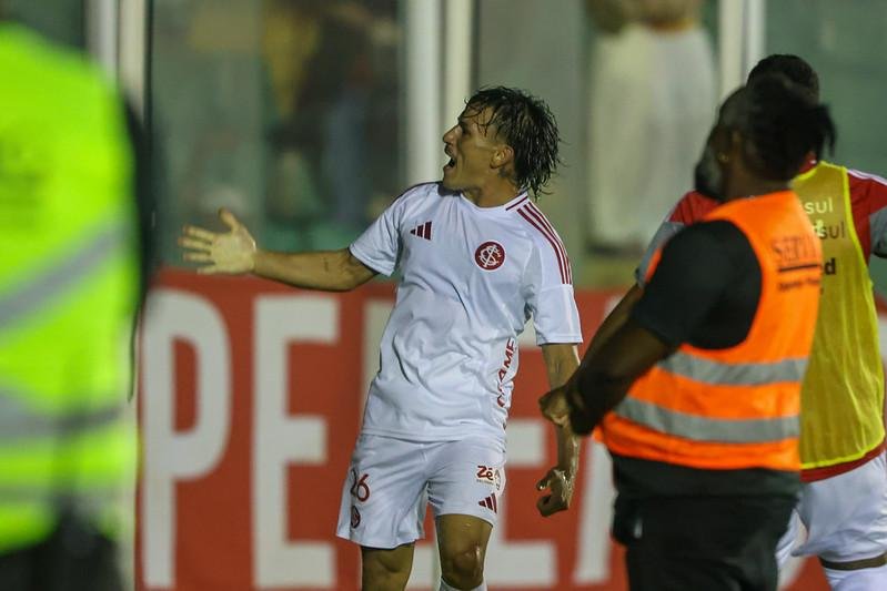 Bernabei celebra o gol da vit&oacute;ria colorada sobre o Athletic
