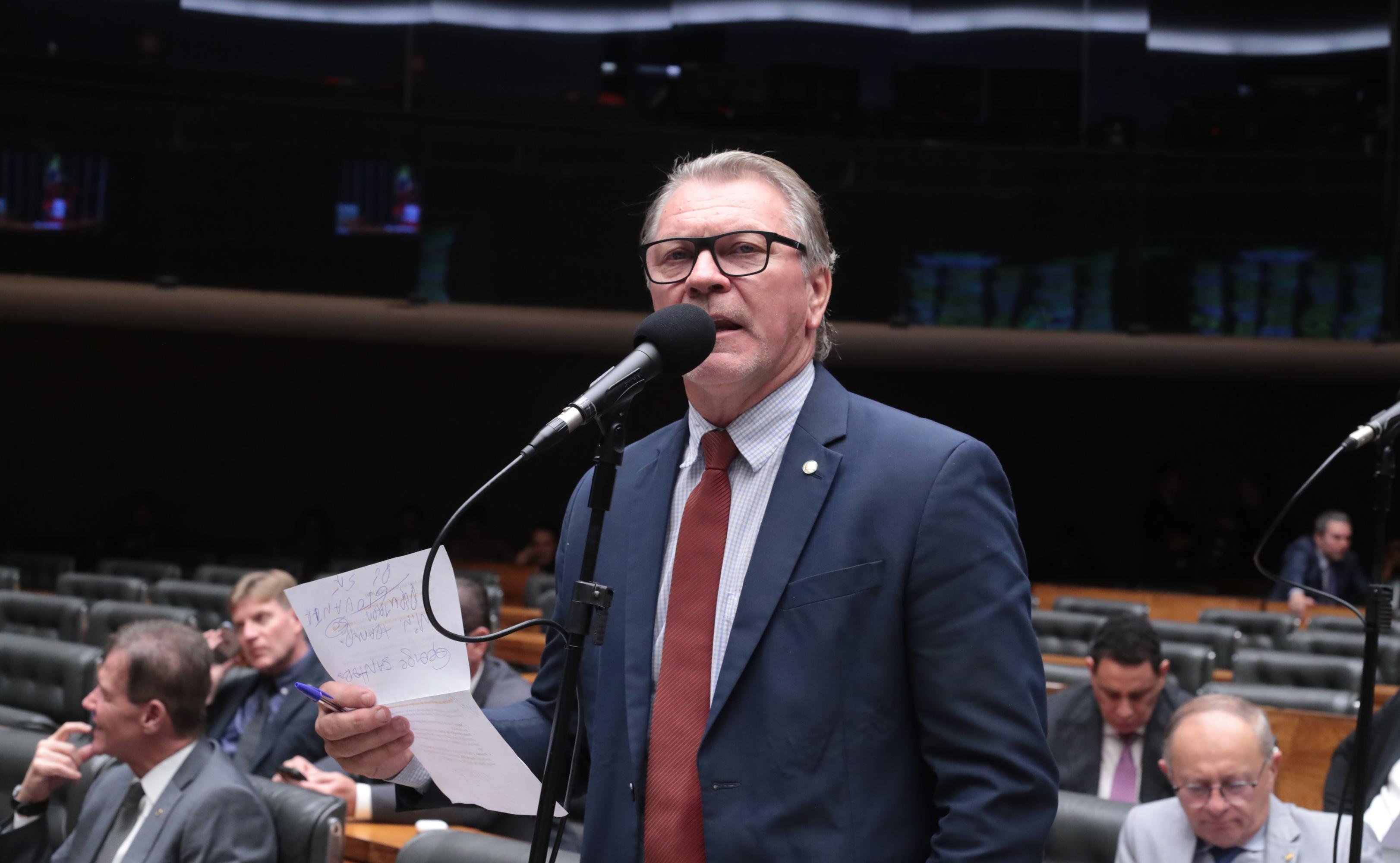 Substitutivo do relator, deputado Afonso Hamm (PP-RS), inclui no anistia aos transportadores de cargas e aos motoristas punidos pelos protestos nas rodovias no Brasil em 2022