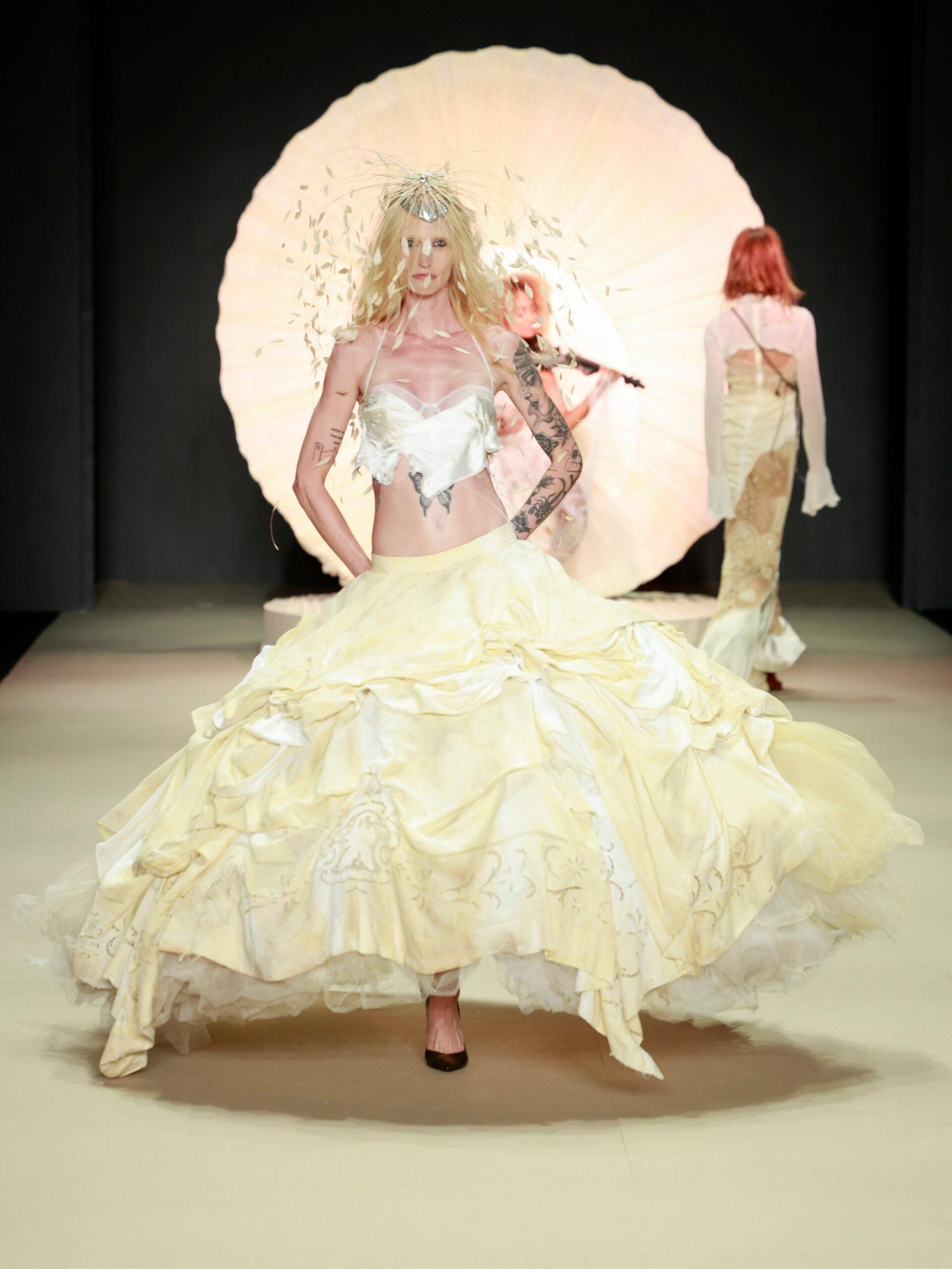 Hel&ocirc; Rocha levou &agrave; passarela do Rio Fashion Week uma cole&ccedil;&atilde;o marcada por rendas e atmosfera sensorial