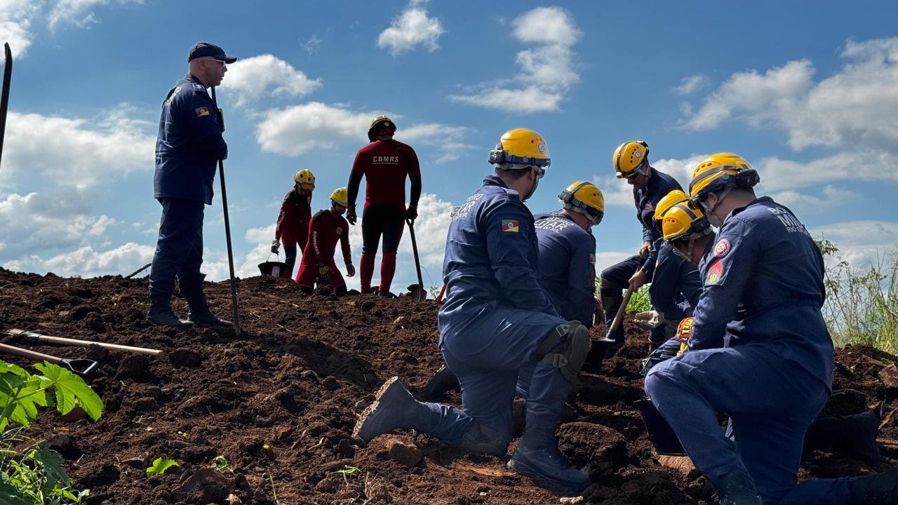 Bombeiros realizaram simula&ccedil;&otilde;es com a de deslizamento em exerc&iacute;cio realizado no Vale do Taquari