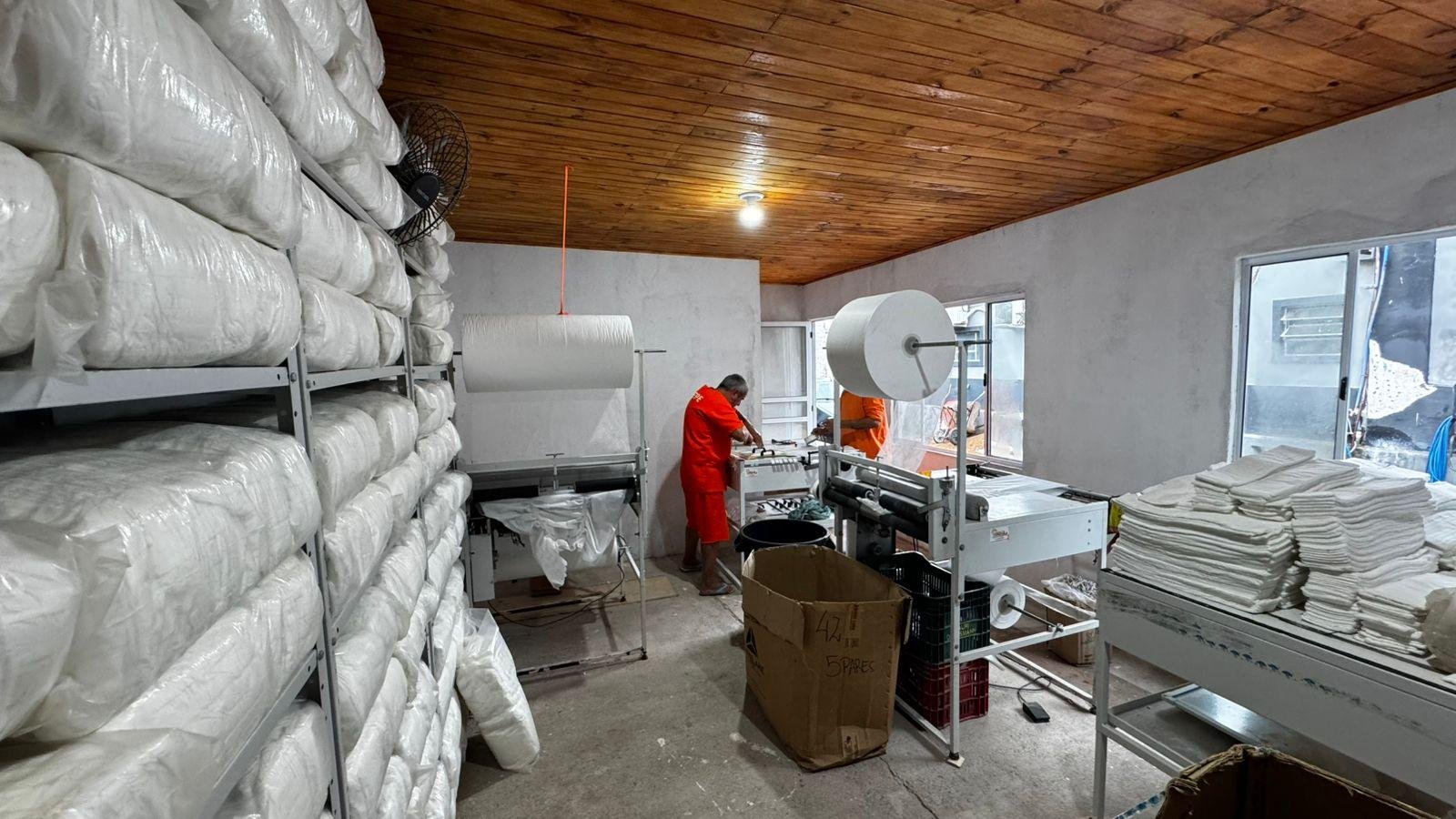 Retomada na segunda quinzena de mar&ccedil;o, a produ&ccedil;&atilde;o de absorventes e fraldas opera com m&atilde;o de obra prisional remunerada no Pres&iacute;dio Estadual de Jaguar&atilde;o
