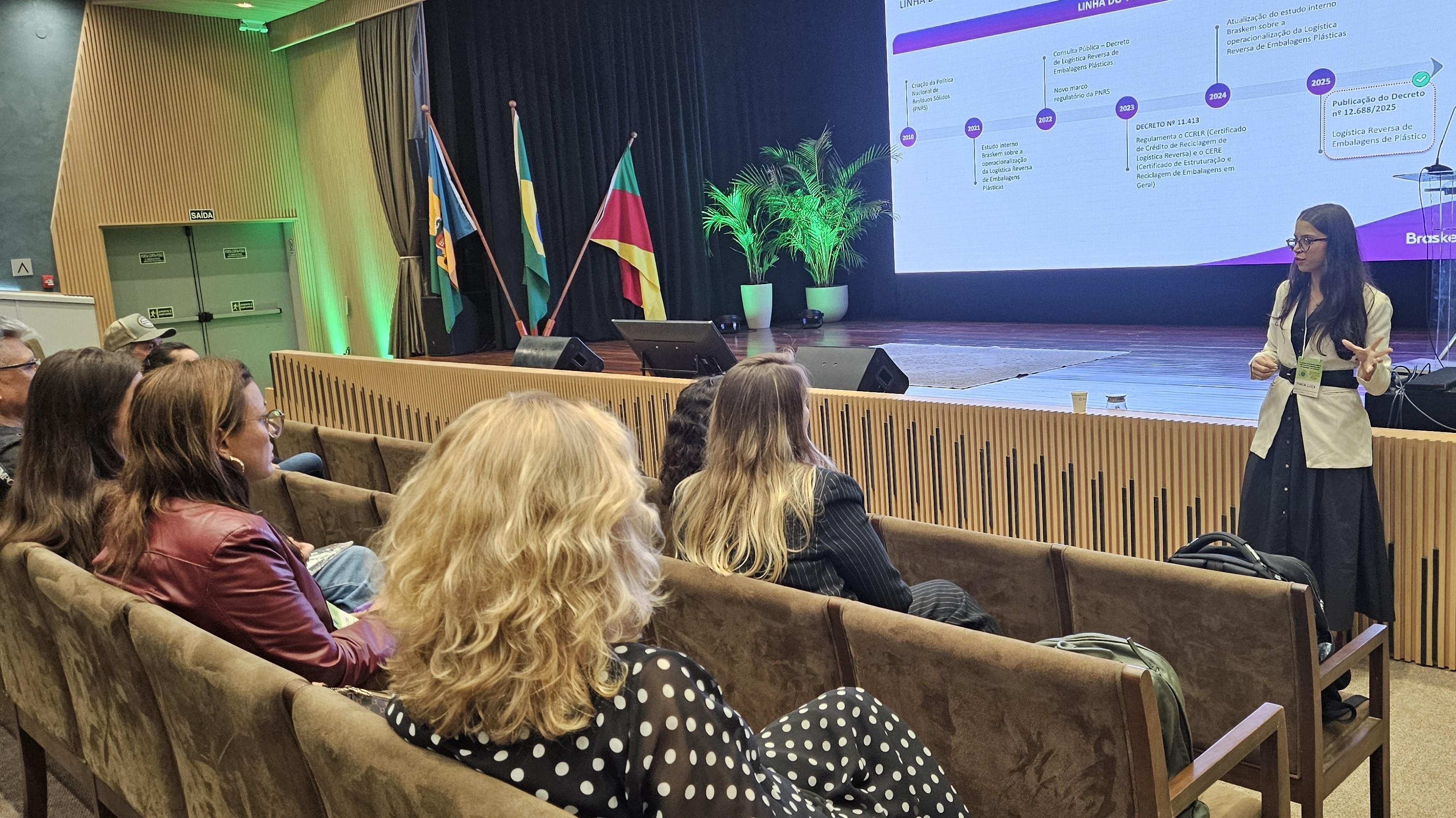 Especialista em Rela&ccedil;&otilde;es Institucionais e Global Advocacy da Braskem, Maria Luiza Toledo (D) esteve &agrave; frente de uma das apresenta&ccedil;&otilde;es do semin&aacute;rio