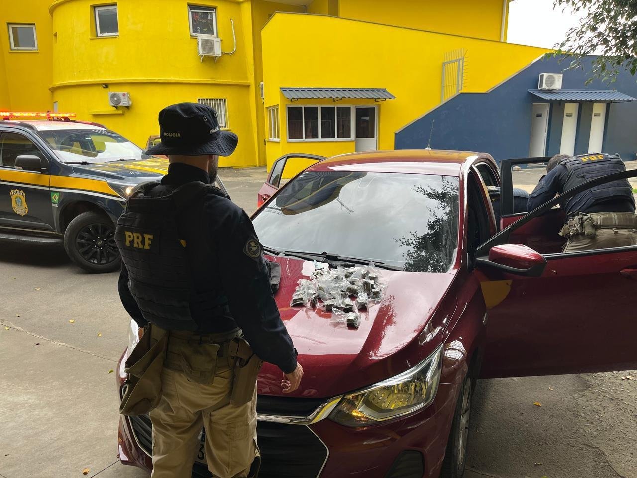Com o indiv&iacute;duo, foram encontradas 28 por&ccedil;&otilde;es de maconha, 13 por&ccedil;&otilde;es de coca&iacute;na e 18 comprimidos de ecstasy