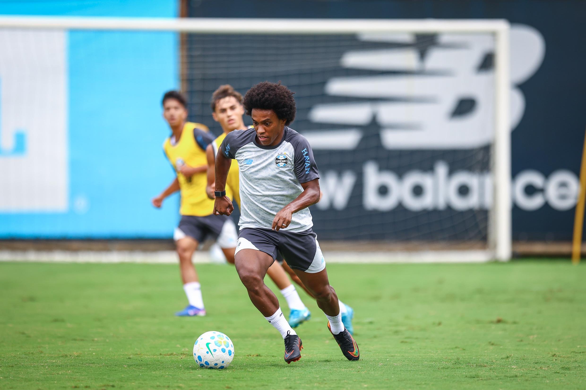Willian treinou na manh&atilde; desta quinta-feira