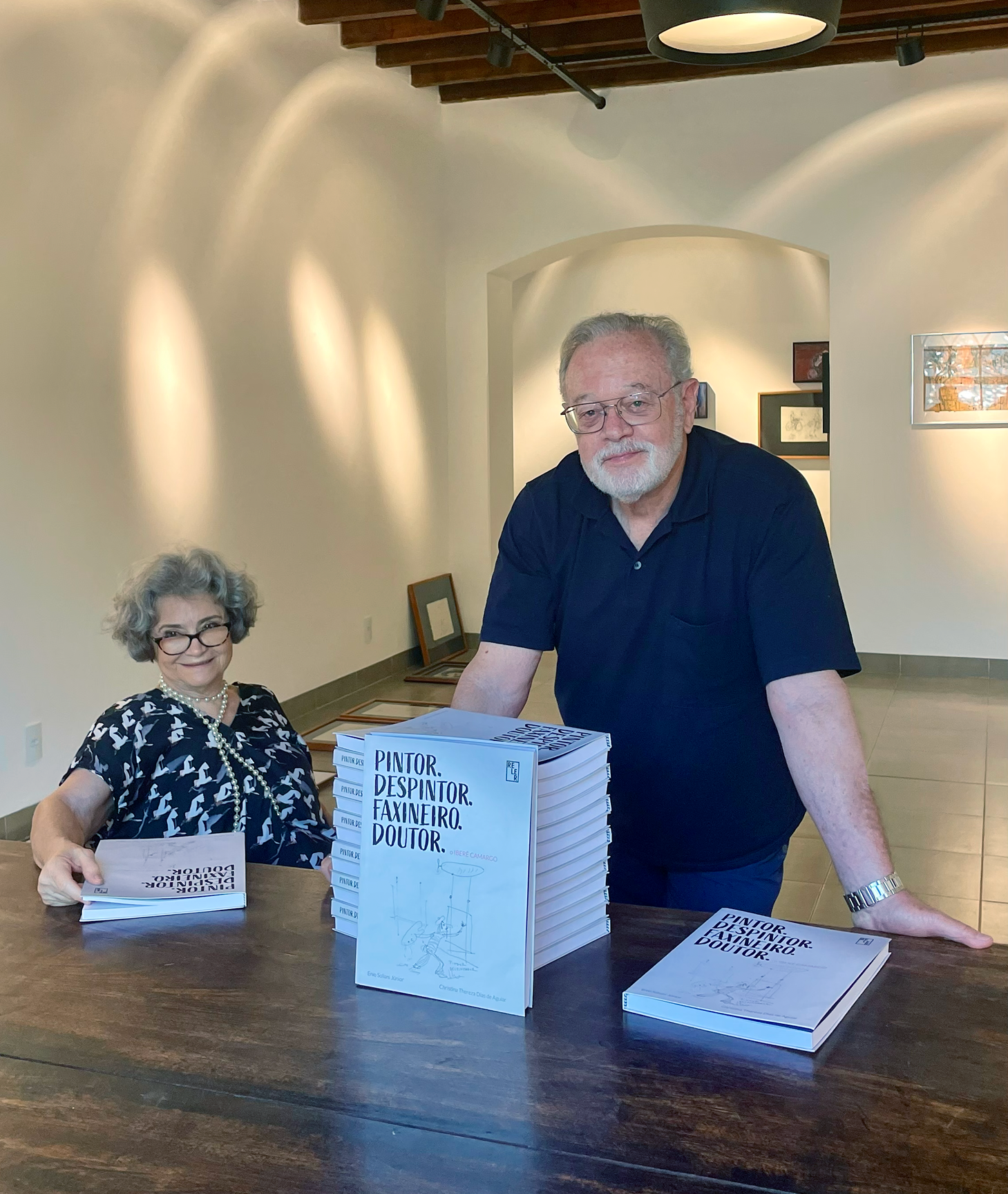 Enio Soliani Junior e Christina Thereza Dias de Aguiar lan&ccedil;am "Pintor. Despintor. Faxineiro. Doutor: o Iber&ecirc; Camargo", nesta sexta, 24 de abril, &agrave;s 19h, na Galeria Tina Zappoli