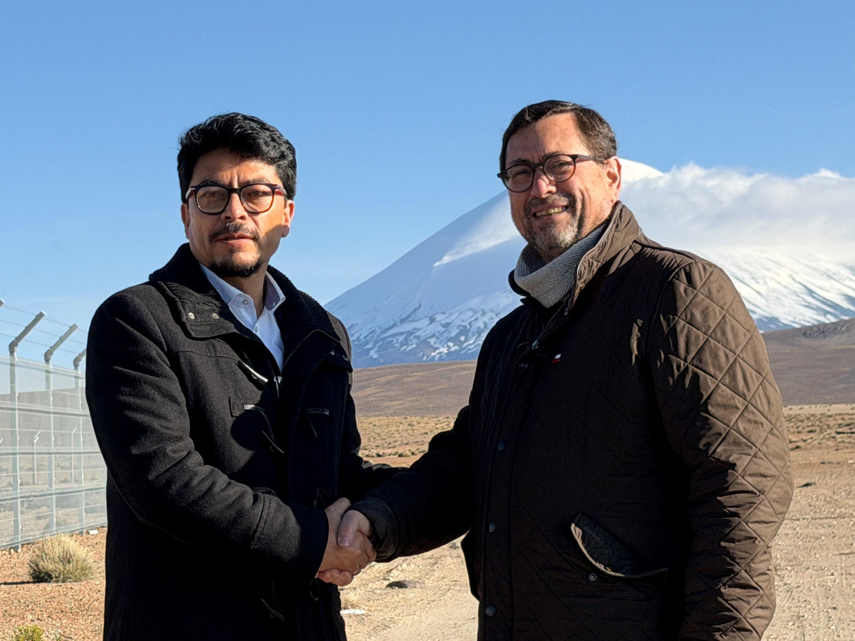 Ministro das Rela&ccedil;&otilde;es Exteriores chileno, Francisco Perez Mackenna (D), aperta a m&atilde;o de seu hom&oacute;logo boliviano, Fernando Aramayo, na passagem fronteiri&ccedil;a Chungar&aacute;&ndash;Tambo Quemado, entre o Chile e a Bol&iacute;via