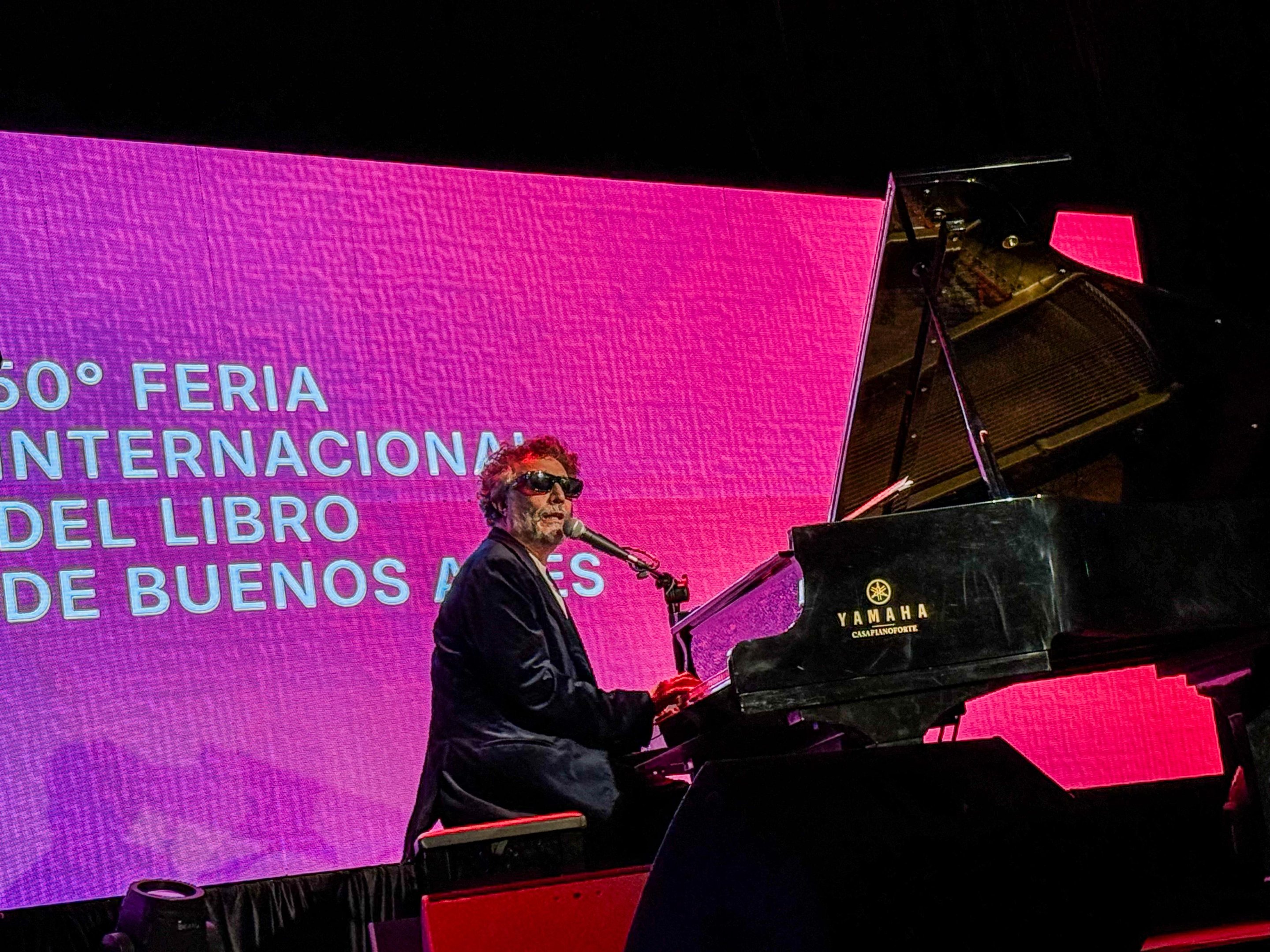 Fito P&aacute;ez foi a grande surpresa da abertura da 50&ordf; Feira do Livro de Buenos Aires, nesta quinta &agrave; noite, no pavilh&atilde;o de exposi&ccedil;&otilde;es de La Rural
