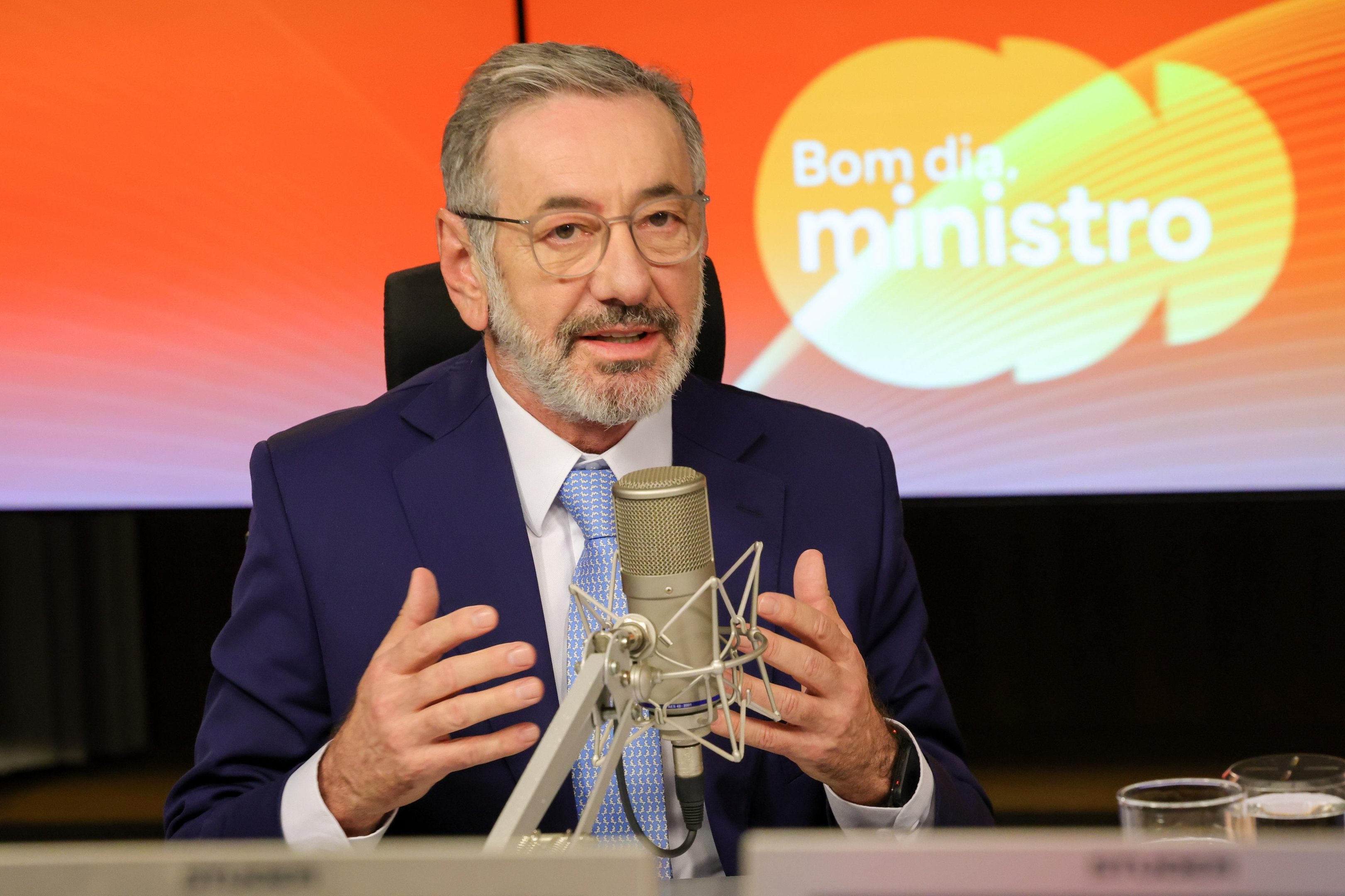 Ministro disse ter preocupa&ccedil;&atilde;o com o setor de varejo e afirma que ser&aacute; preciso negocia&ccedil;&atilde;o entre os trabalhadores e empres&aacute;rios do setor