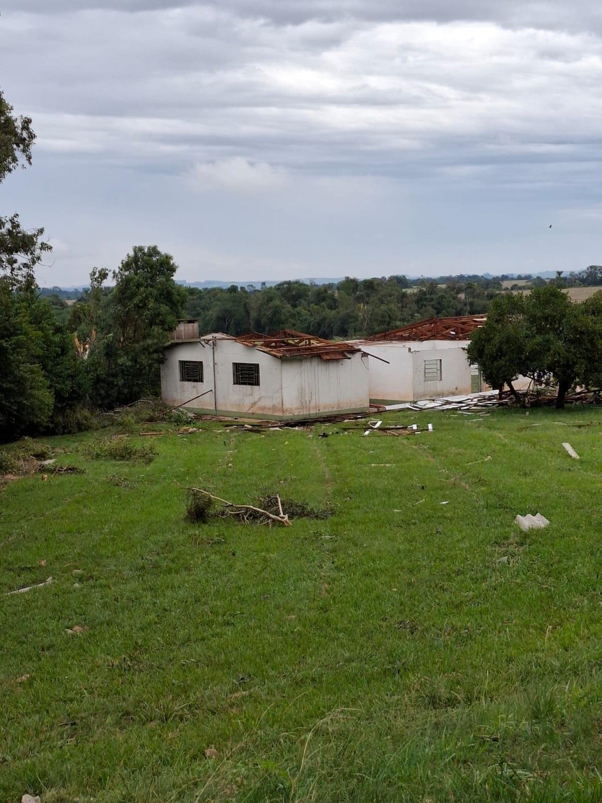 Na localidade cinco casas foram destelhadas