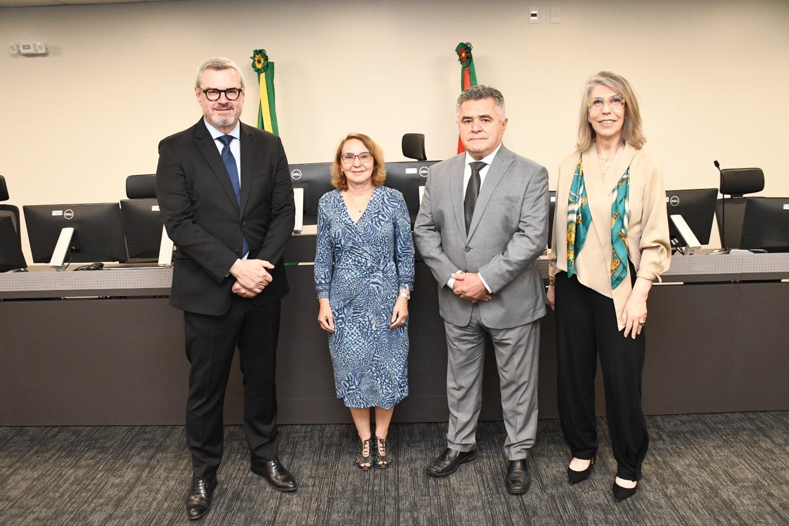 Presidente Uhlein (&agrave; esq.) com a Ouvidora da Mulher eleita, Desembargadora Rute, o Ouvidor-Geral eleito, Desembargador Villarinho, e a 2&ordf; Vice-Presidente do TJRS, Desembargadora Rosane Bordasch