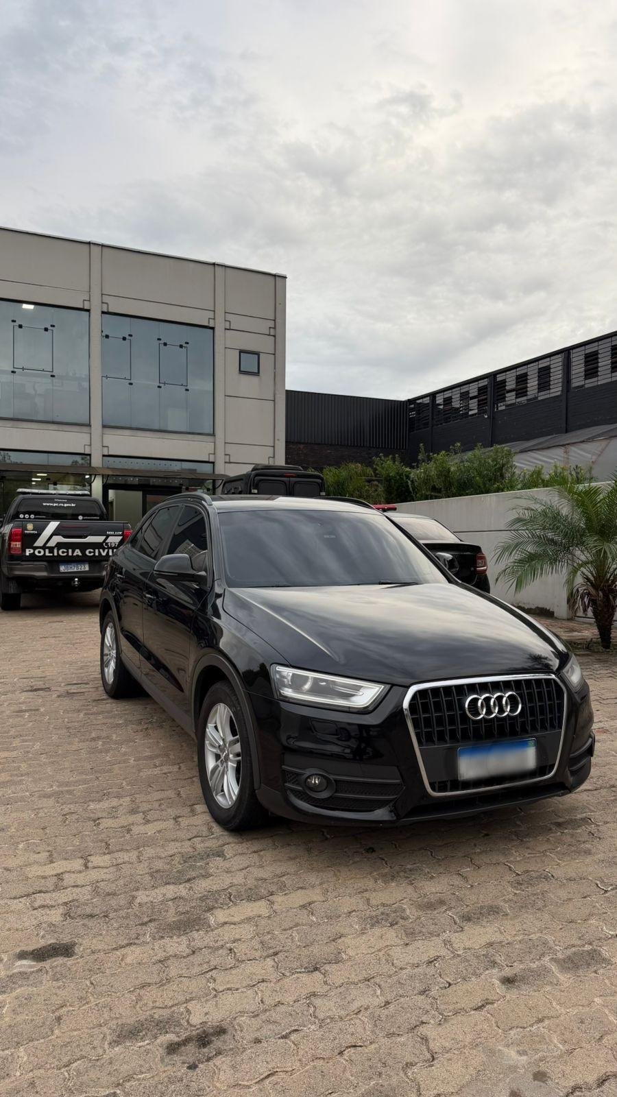 Al&eacute;m de quatro pessoas presas, a Pol&iacute;cia Civil apreendeu um carro com os supostos participantes de uma quadrilha do Golpe do Bilhete Premiado
