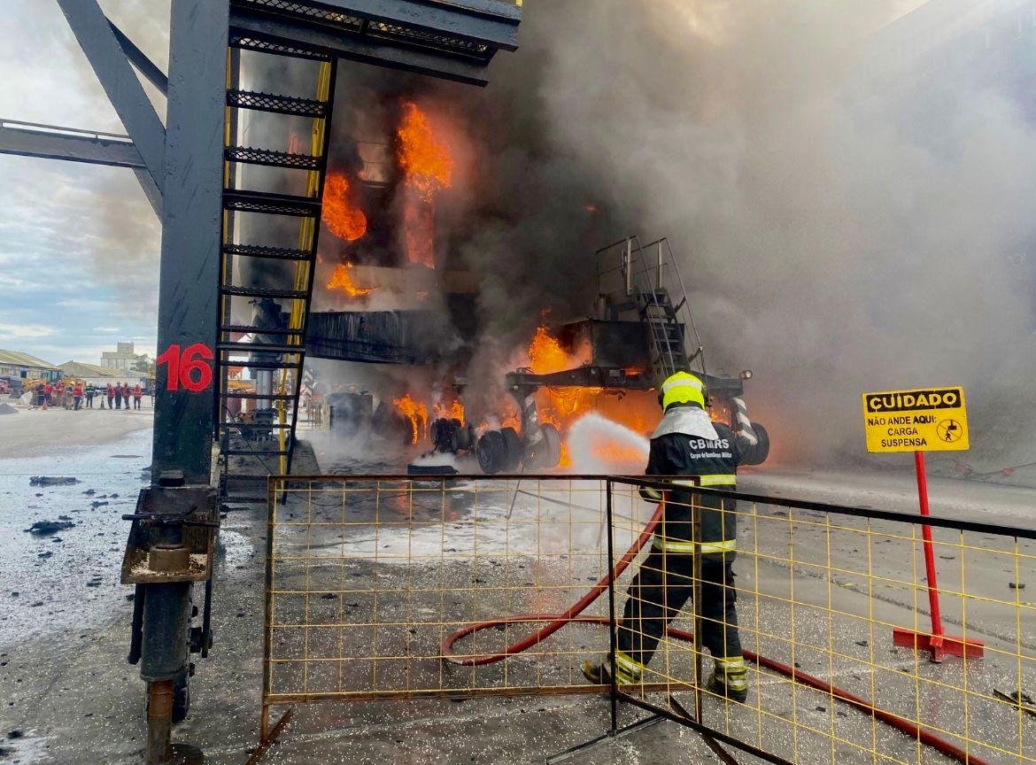 Segundo o  Corpo de Bombeiros o inc&ecirc;ndio j&aacute; foi controlado