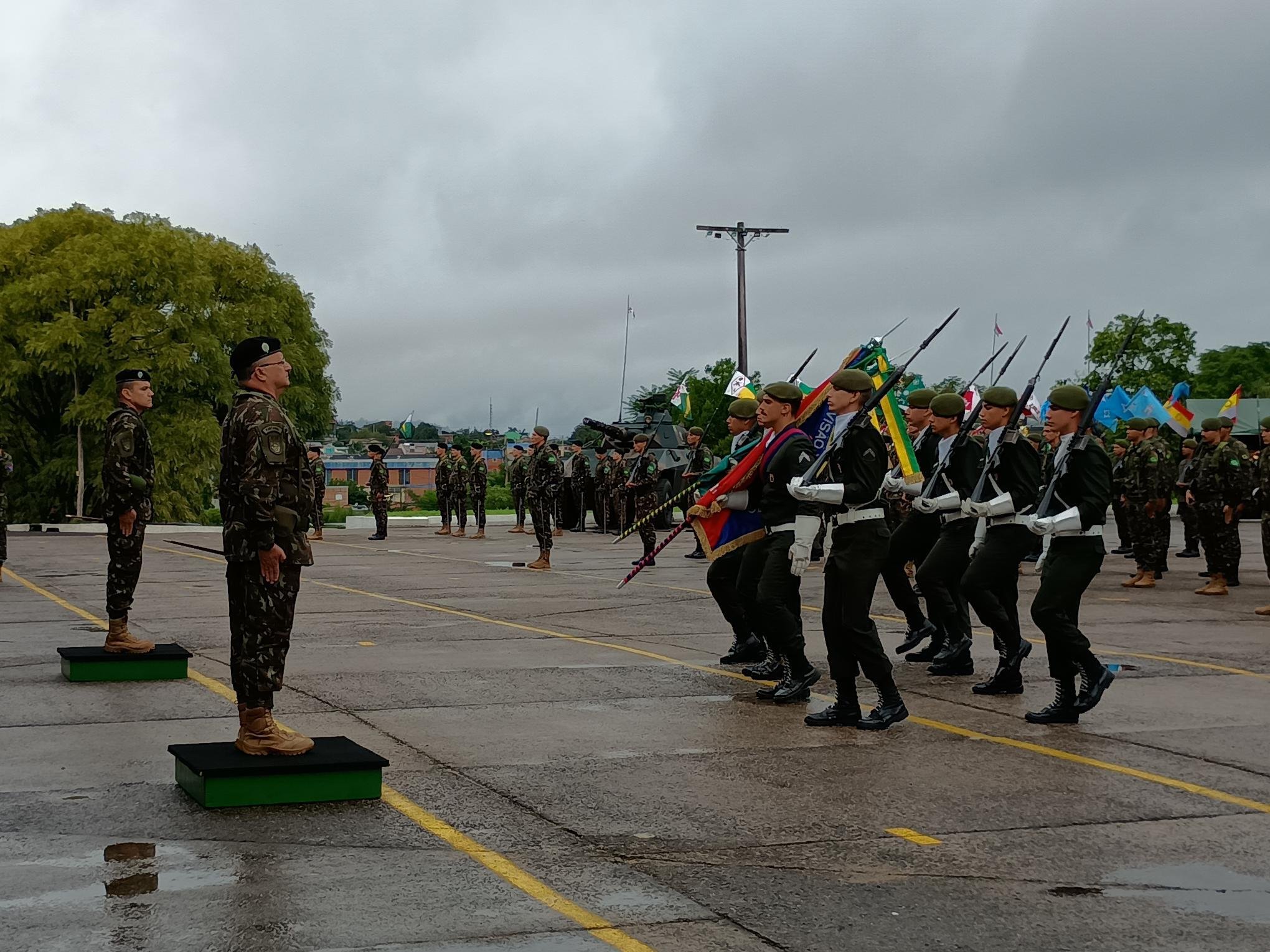 O General Mathias (&agrave; esq.) assume a divis&atilde;o ap&oacute;s miss&atilde;o nos Estados Unidos