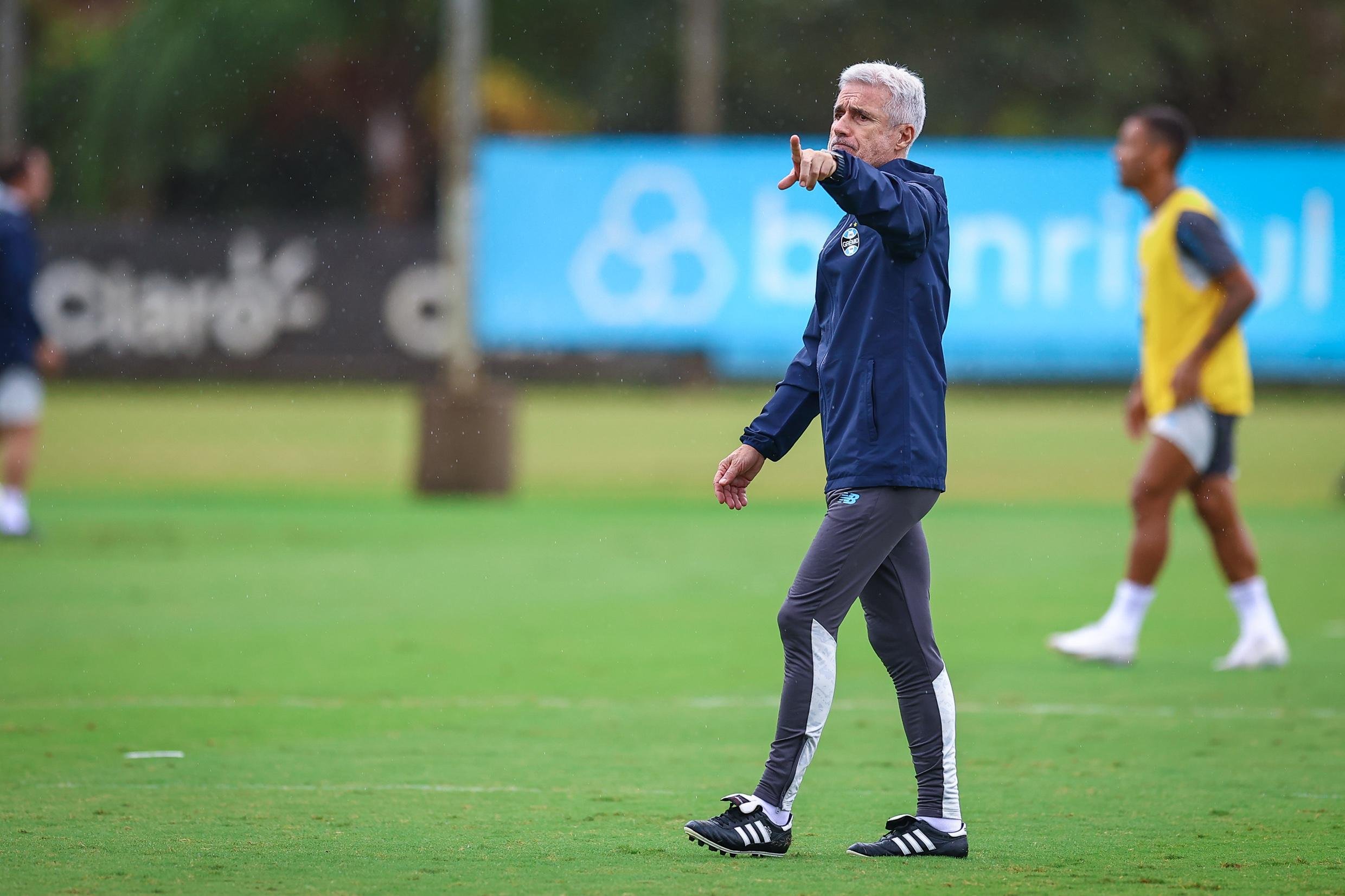 Lu&iacute;s Castro comandou o treino desta sexta-feira