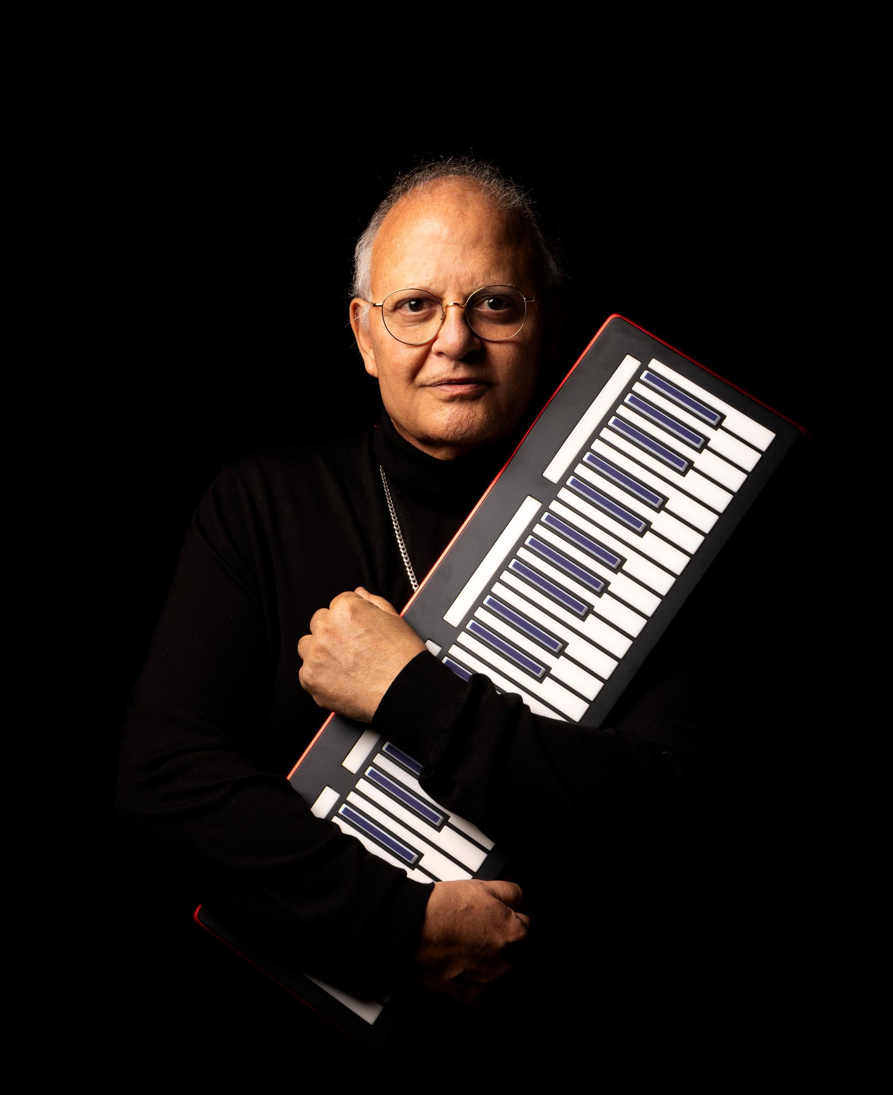 Guilherme Arantes apresenta show da turn&ecirc; &ldquo;50 Anos-Luz&rdquo;, neste s&aacute;bado, 25 de abril, &agrave;s 21h, no Audit&oacute;rio Ara&uacute;jo Vianna