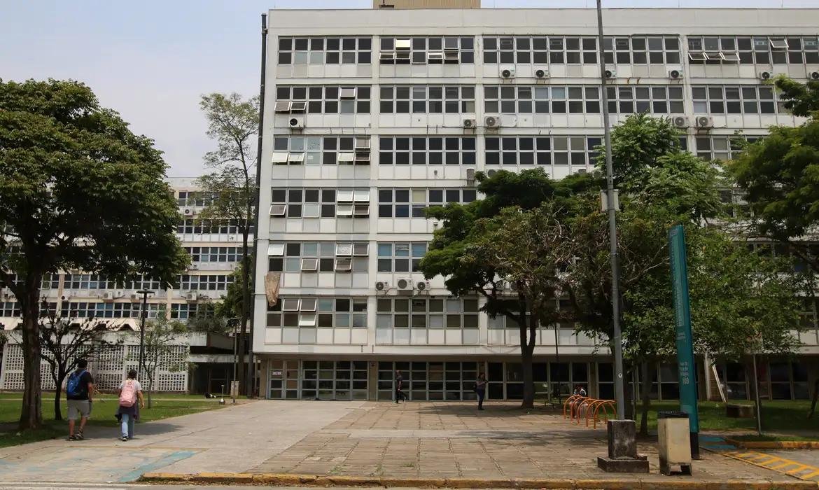A categoria entrou em greve no &uacute;ltimo dia 14, pleiteando isonomia em rela&ccedil;&atilde;o a gratifica&ccedil;&otilde;es que foram dadas aos docentes