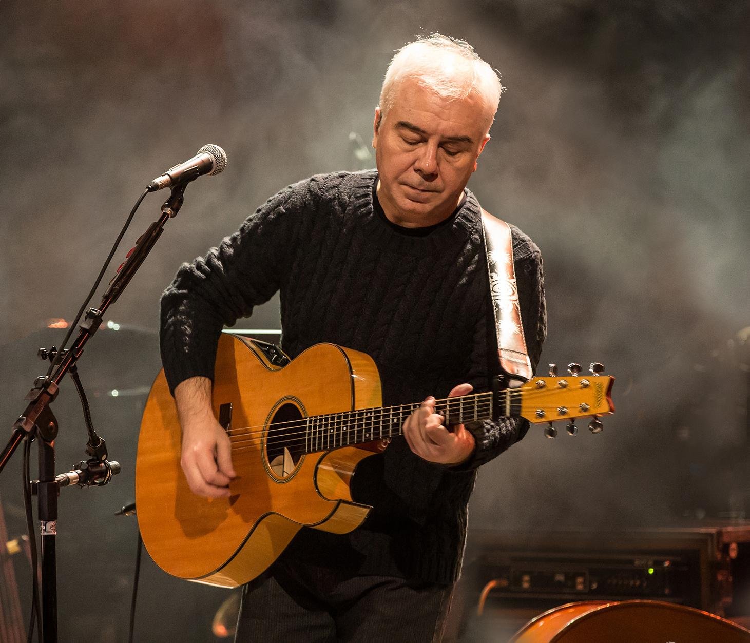 Cantor e compositor Nei Lisboa se apresenta neste domingo