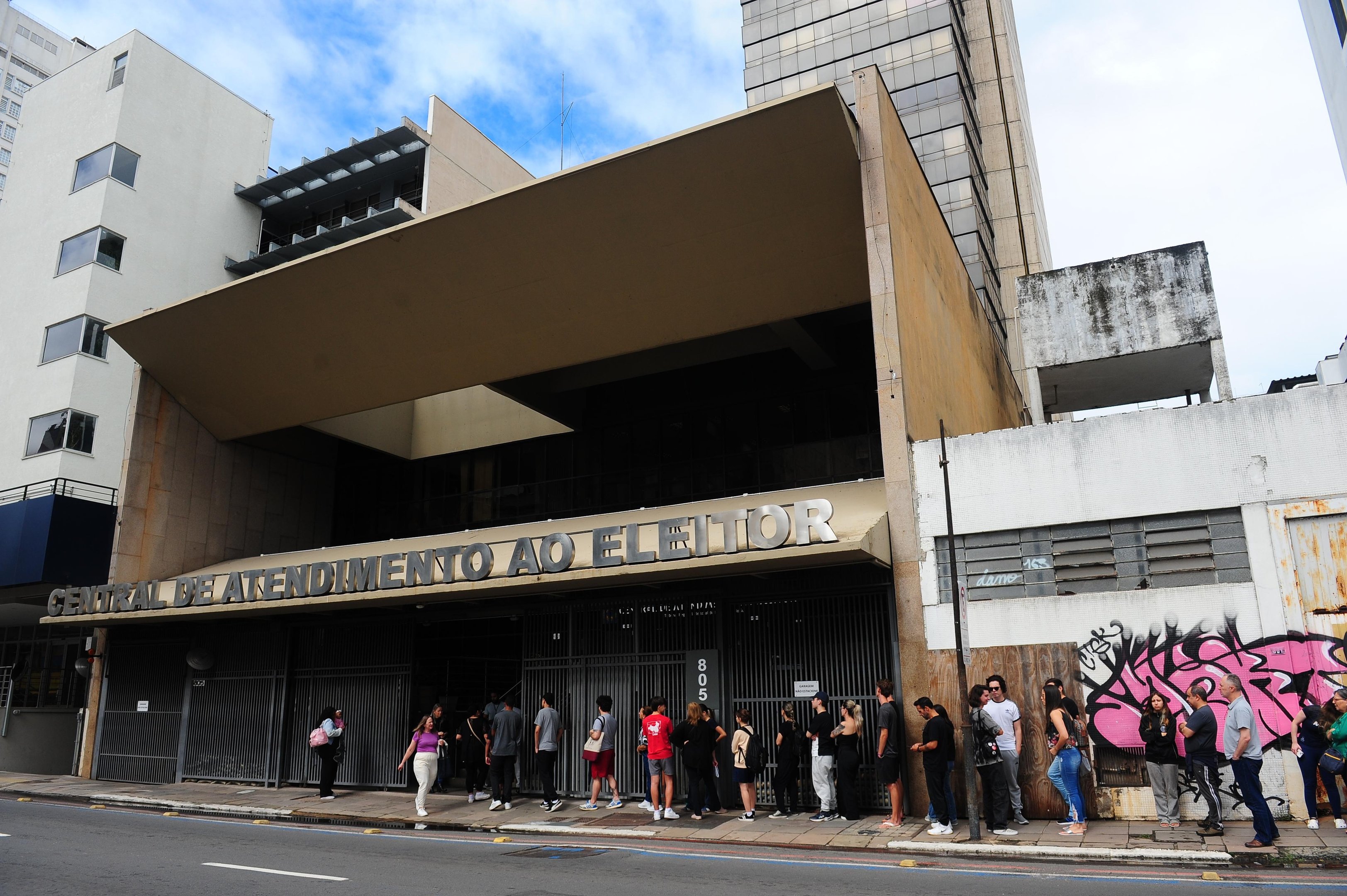 Filas se formaram na cal&ccedil;ada da rua Siqueira Campos, com eleitores aguardando para regularizar a situa&ccedil;&atilde;o eleitoral