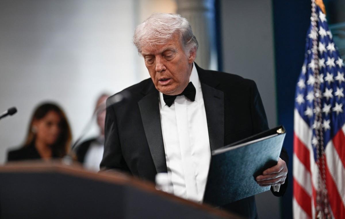 Donald Trump foi retirado de um jantar de gala ap&oacute;s um atirador tentar invadir o evento