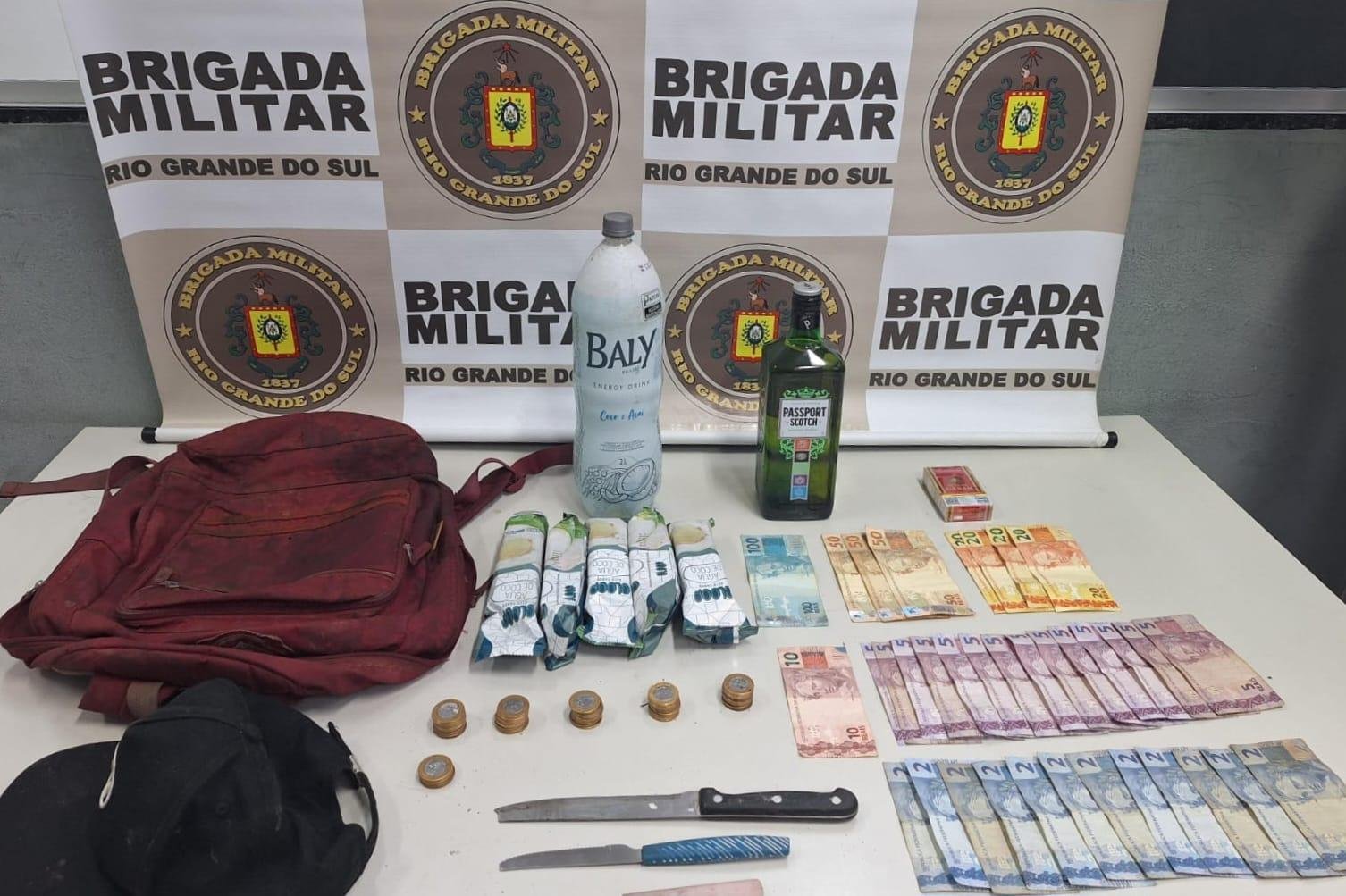 Al&eacute;m do dinheiro, o homem que roubou o posto de gasolina foi capturado com as tr&ecirc;s facas usadas no crime e outras mercadorias