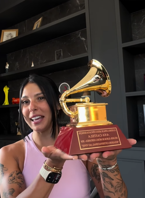 A cantora mostrou o momento que foi buscar o pr&ecirc;mio nas suas redes sociais