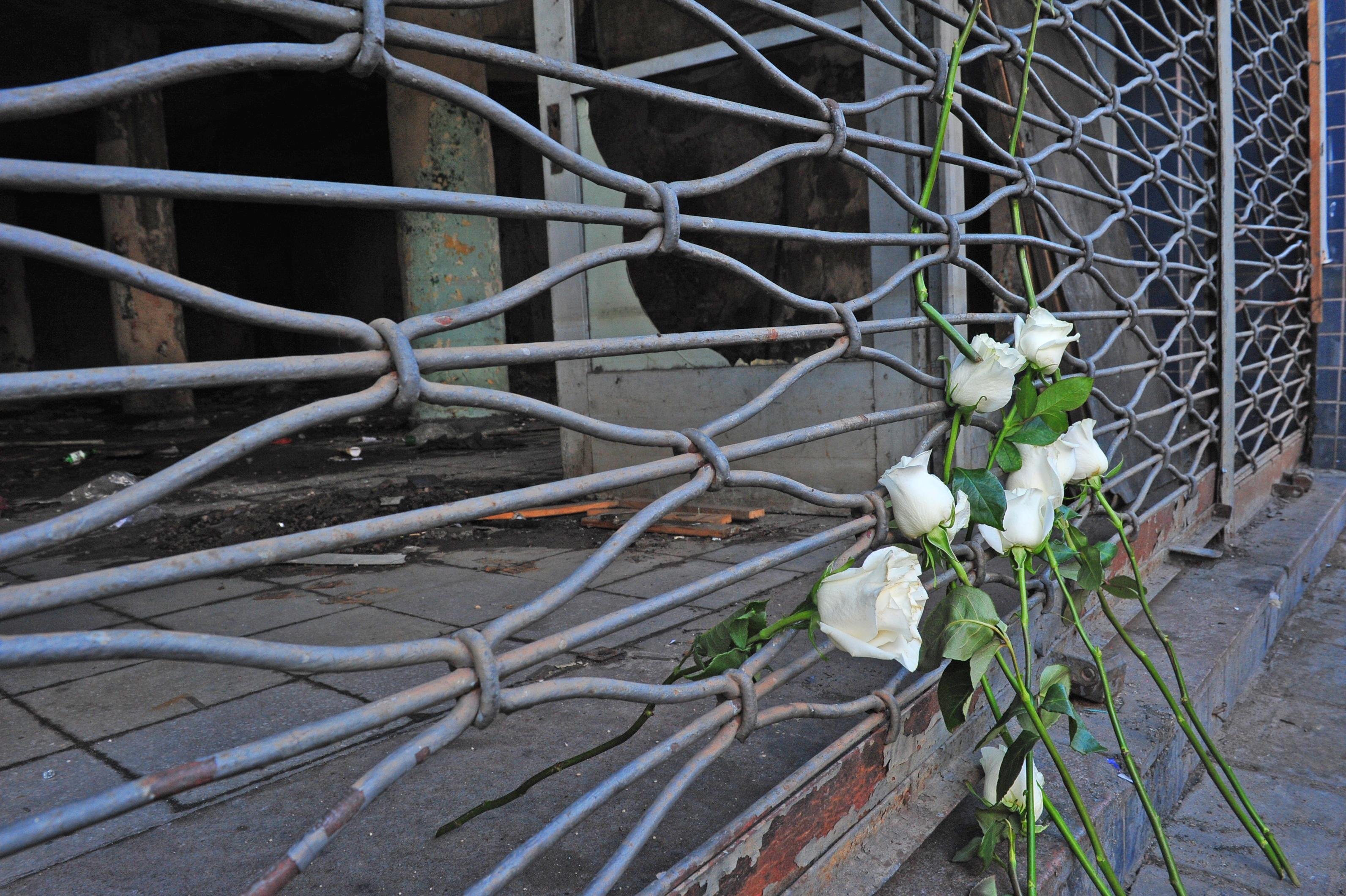 Rosas brancas foram depositadas em frente ao pr&eacute;dio onde ocorreu a trag&eacute;dia em homenagem &agrave;s 11 v&iacute;timas mortas