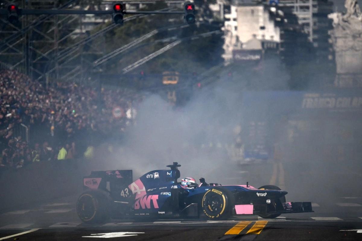 Argentino pilotou antigo carro da Lotus nas ruas de Buenos Aires
