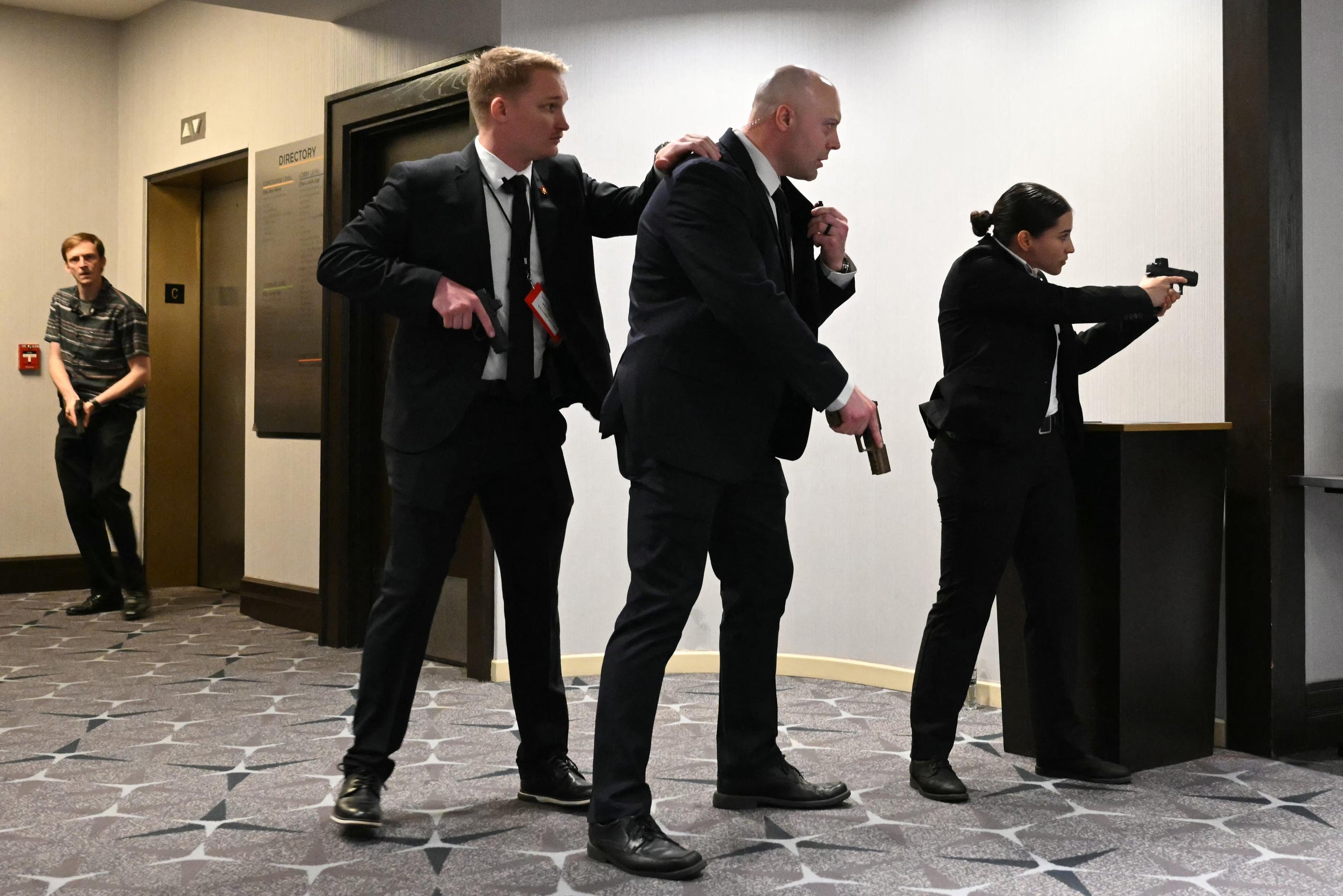 Agentes do Servi&ccedil;o Secreto durante ataque a tiros no jantar de gala