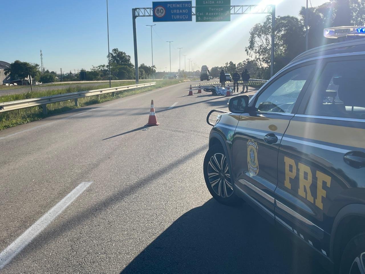 O motociclista morreu no local, ap&oacute;s a colis&atilde;o com um bitrem