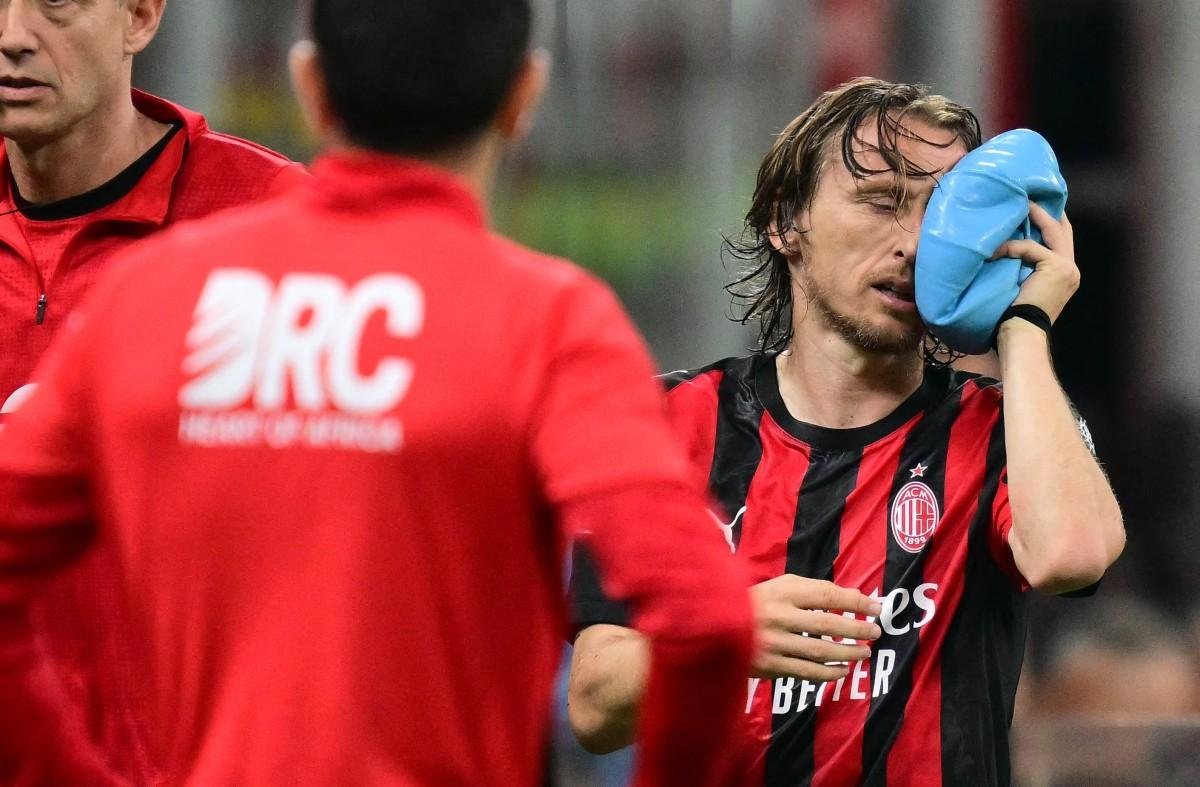 Meia croata Luka Modric, do Milan, deixa o gramado em jogo no fim de semana