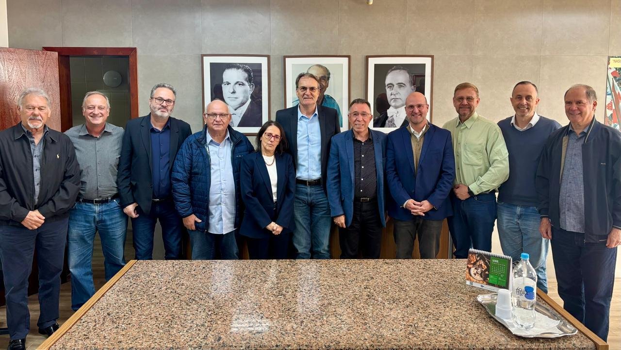 Encontro tamb&eacute;m definiu o ex-reitor da UFSM, Paulo Burmann (ao centro) como coordenador do plano de governo