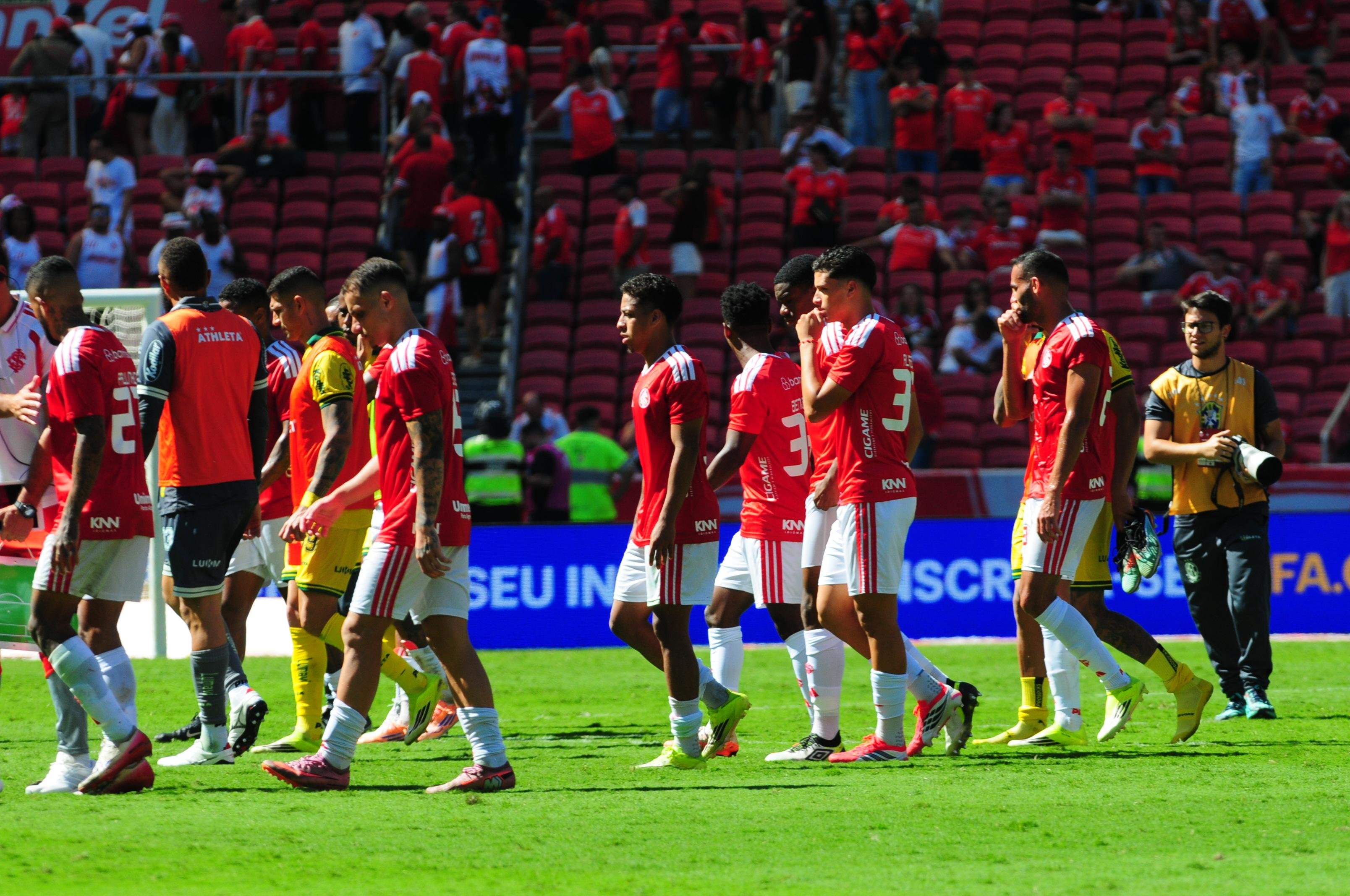 Jogadores colorados deixam o gramado do Beira-Rio ap&oacute;s a derrota para o Mirassol