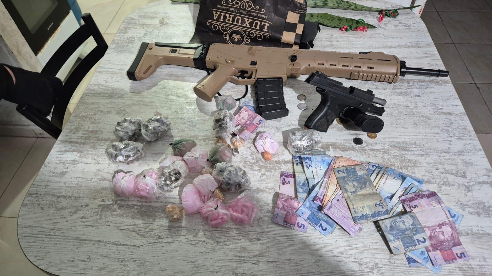 Pistola, simulacro de fuzil e drogas apreendidas na Opera&ccedil;&atilde;o Phoenix