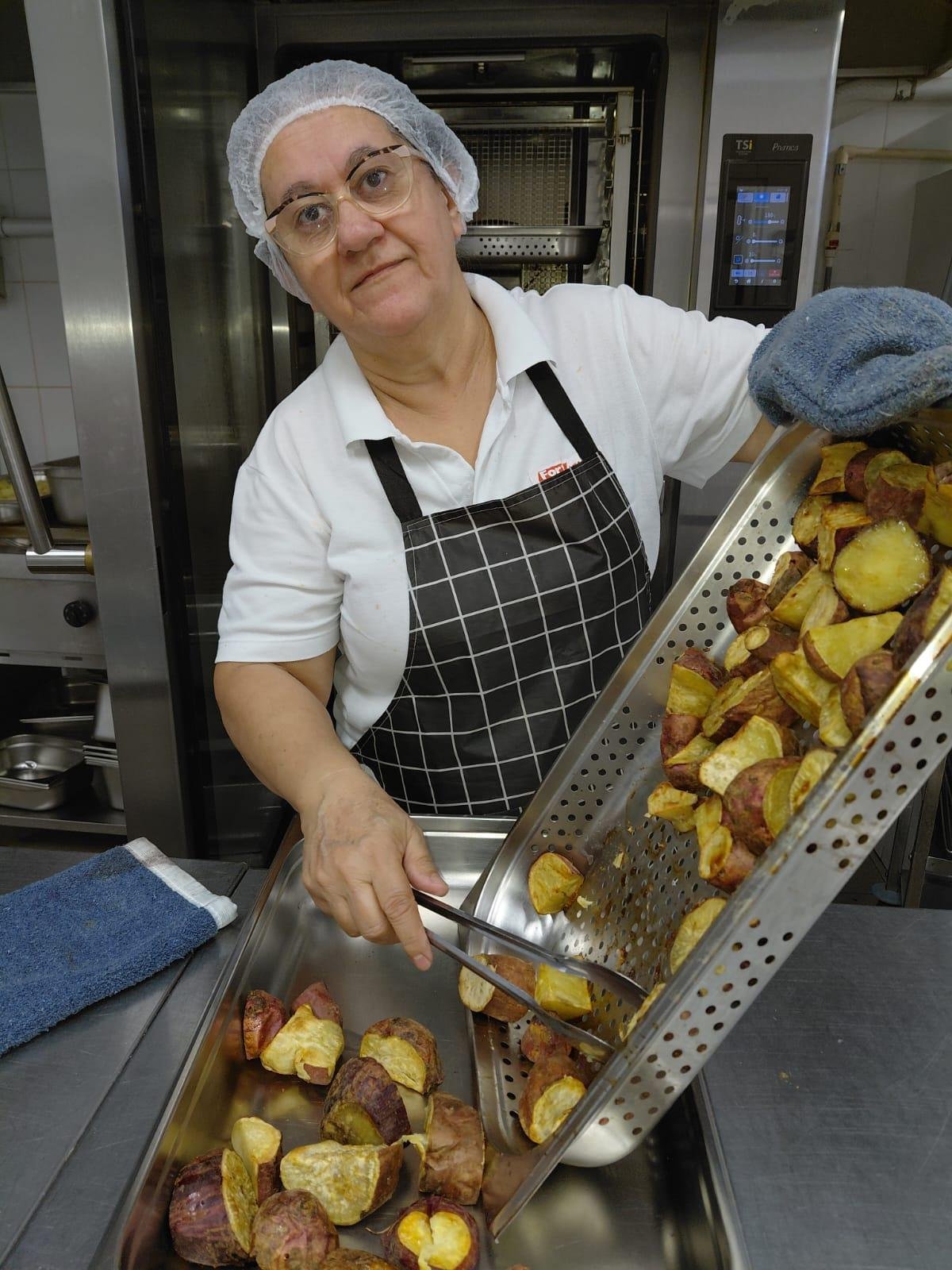 Maria Cledir Belarmina, de 66 anos, atua desde junho como cozinheira em uma unidade do Fort Atacadista em Novo Hamburgo