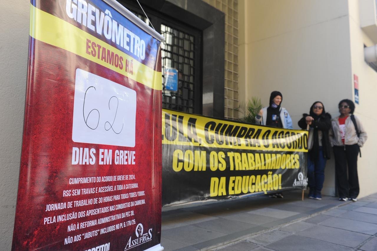 Servidores T&eacute;cnico-Administrativos em Educa&ccedil;&atilde;o da UFRGS bloquearam a entrada da reitoria na manh&atilde; desta ter&ccedil;a-feira