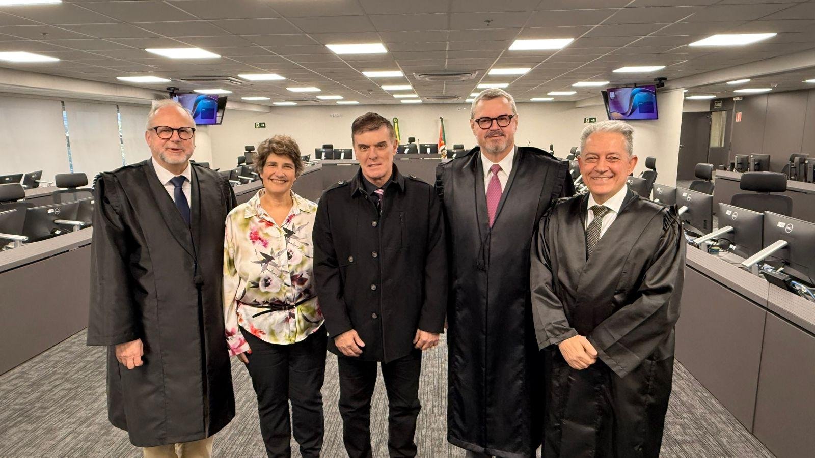 Da esquerda para a direita, o desembargador Cl&aacute;udio Martinewski, 1&ordm; vice-Presidente, a ju&iacute;za Viviane e o juiz Louzada, que acompanharam a sess&atilde;o presencial, o presidente do TJRS, des. Eduardo Uhlein, e o corregedor-Geral da Justi&ccedil;a, Des. Ricardo Pippi Schmidt