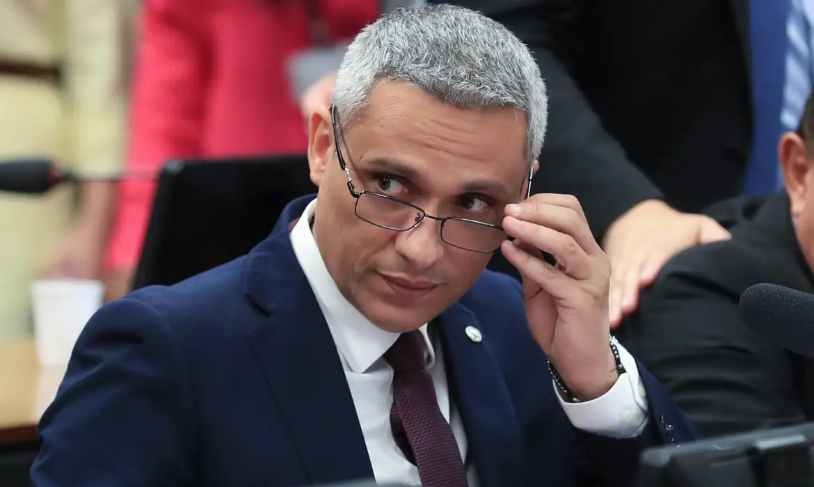 Em 2024, o deputado manipulou uma foto de Lula e colocou o presidente com vestimentas militares e uma bra&ccedil;adeira com s&iacute;mbolo da su&aacute;stica nazista