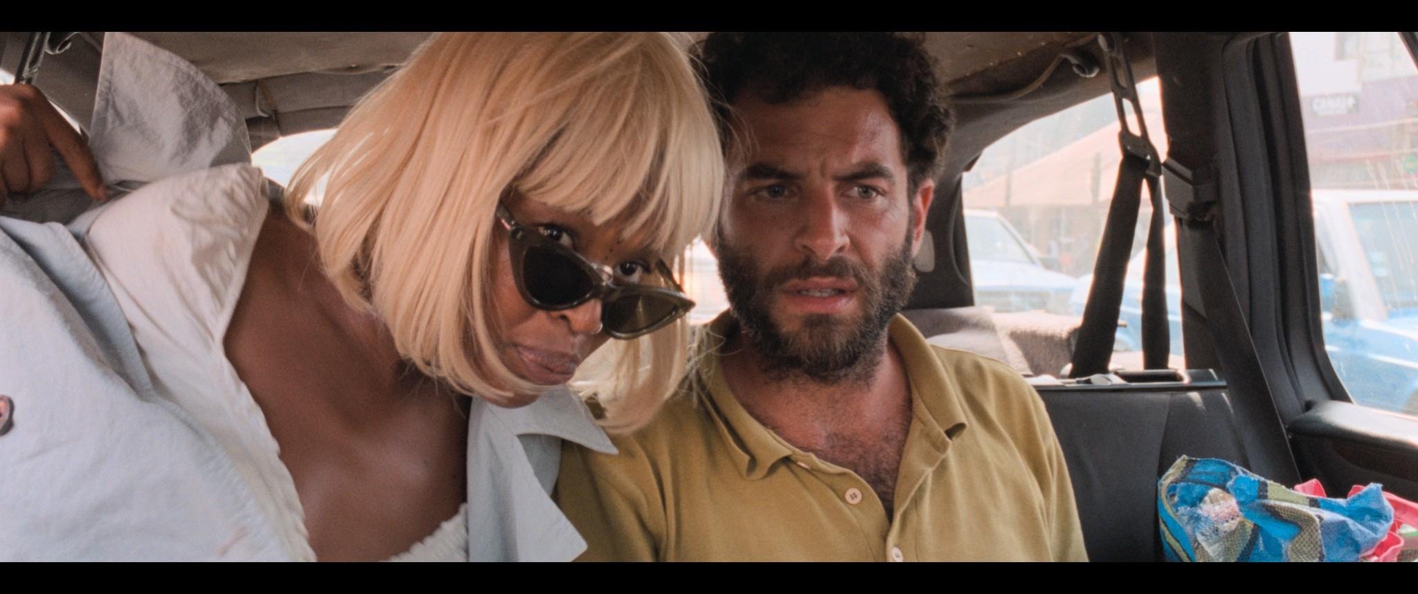 Cl&eacute;o Diara e Sergio Coragem no filme 'O Riso e a Faca'
