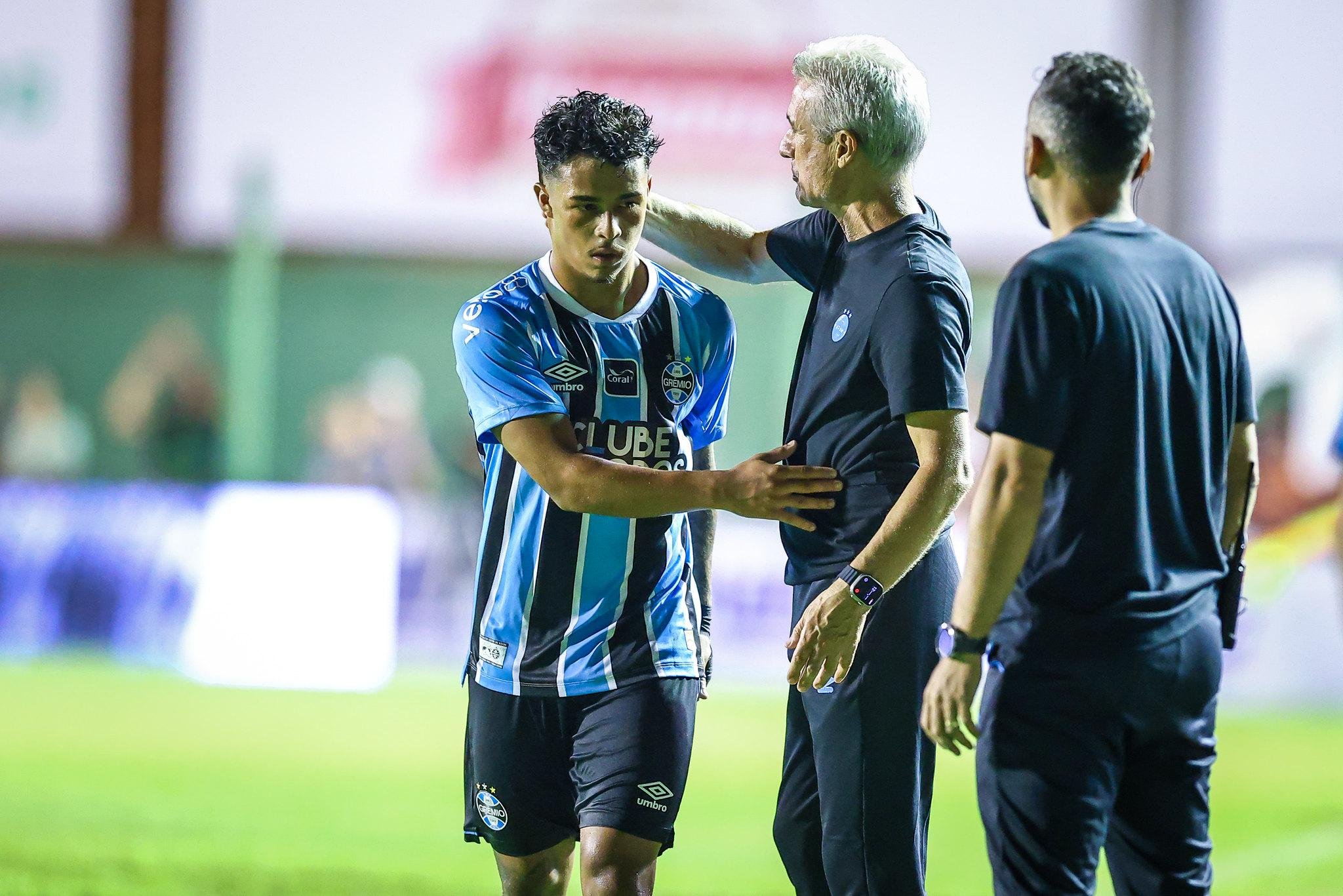 Gr&ecirc;mio comunica les&atilde;o do jovem atacante Roger