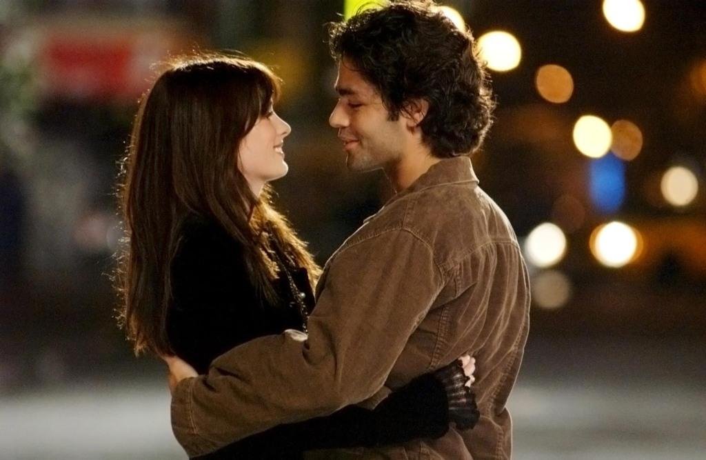 Anne Hathaway e Adrian Grenier interpretam Andy e Nate