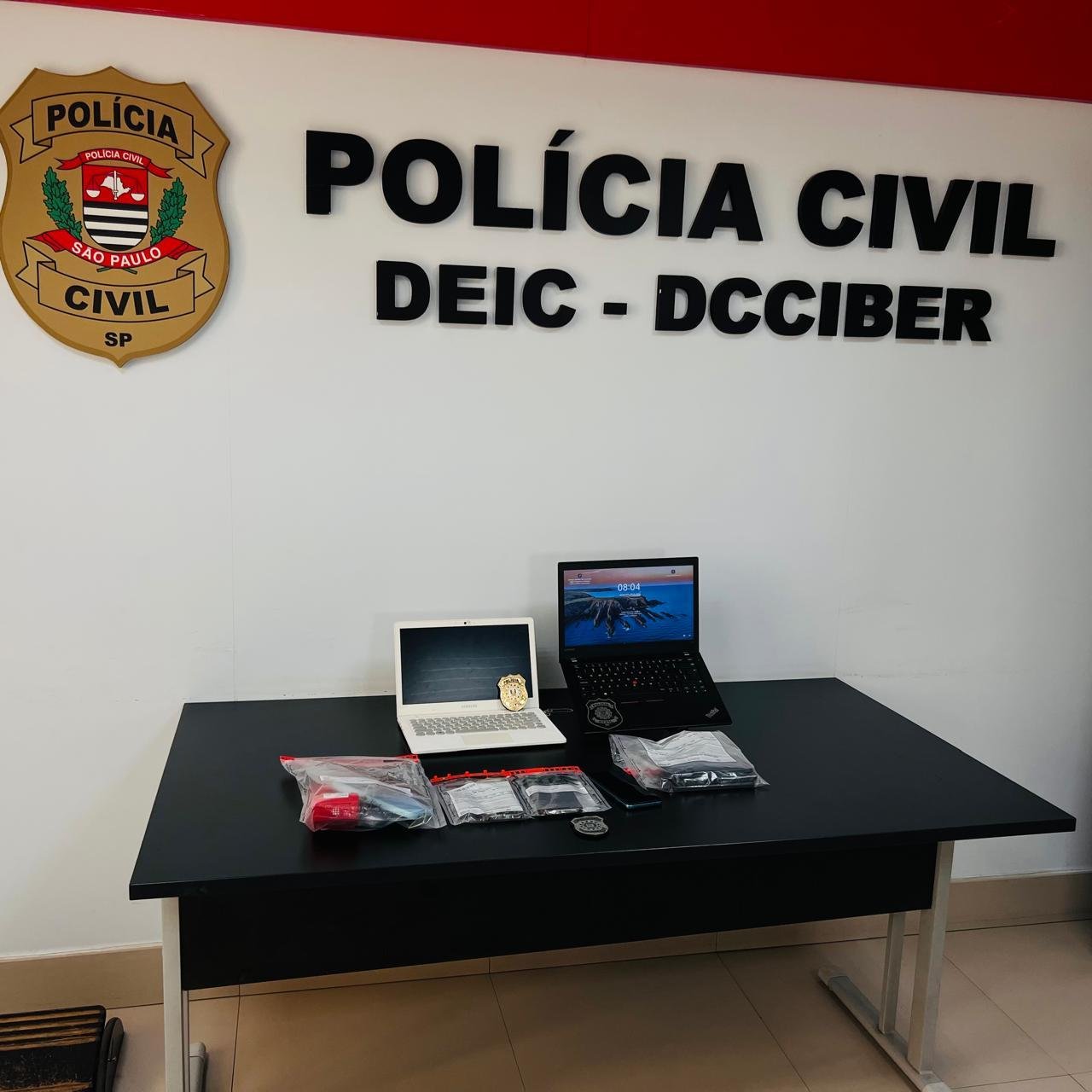 Durante a opera&ccedil;&atilde;o foram apreendidos aparelhos eletr&ocirc;nicos e documentos