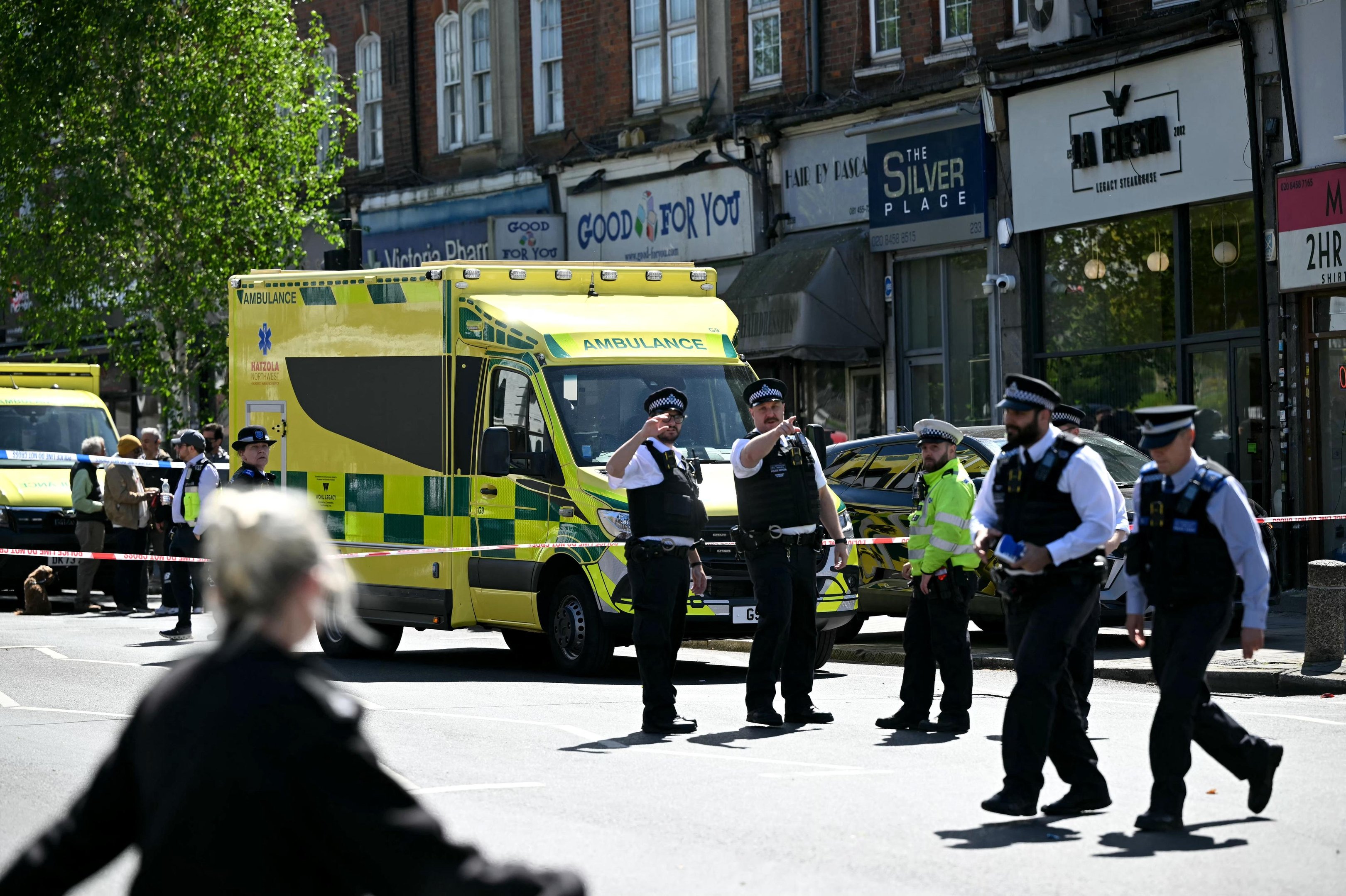 Duas pessoas ficaram feridas em um ataque com faca no bairro londrino de Golders Green