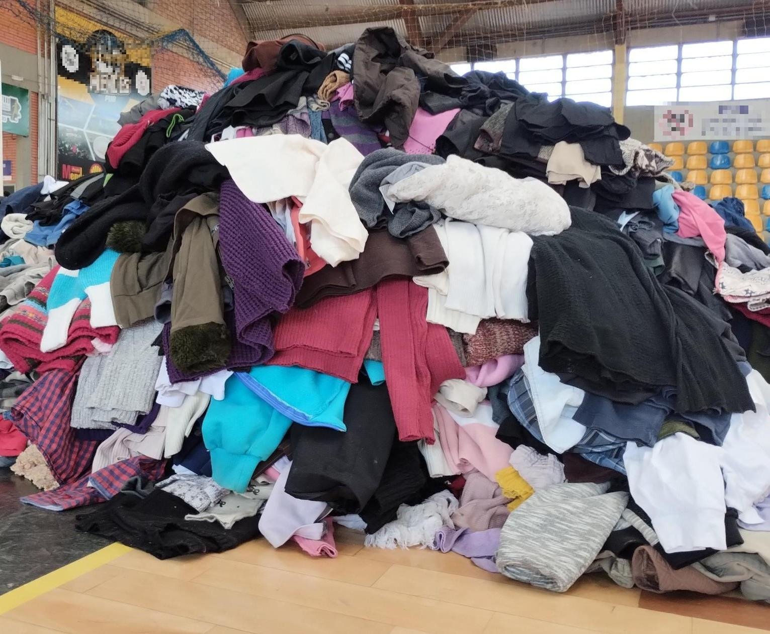 A meta para este ano &eacute; superar as 24,7 mil pe&ccedil;as de roupas que foram doadas em 2025