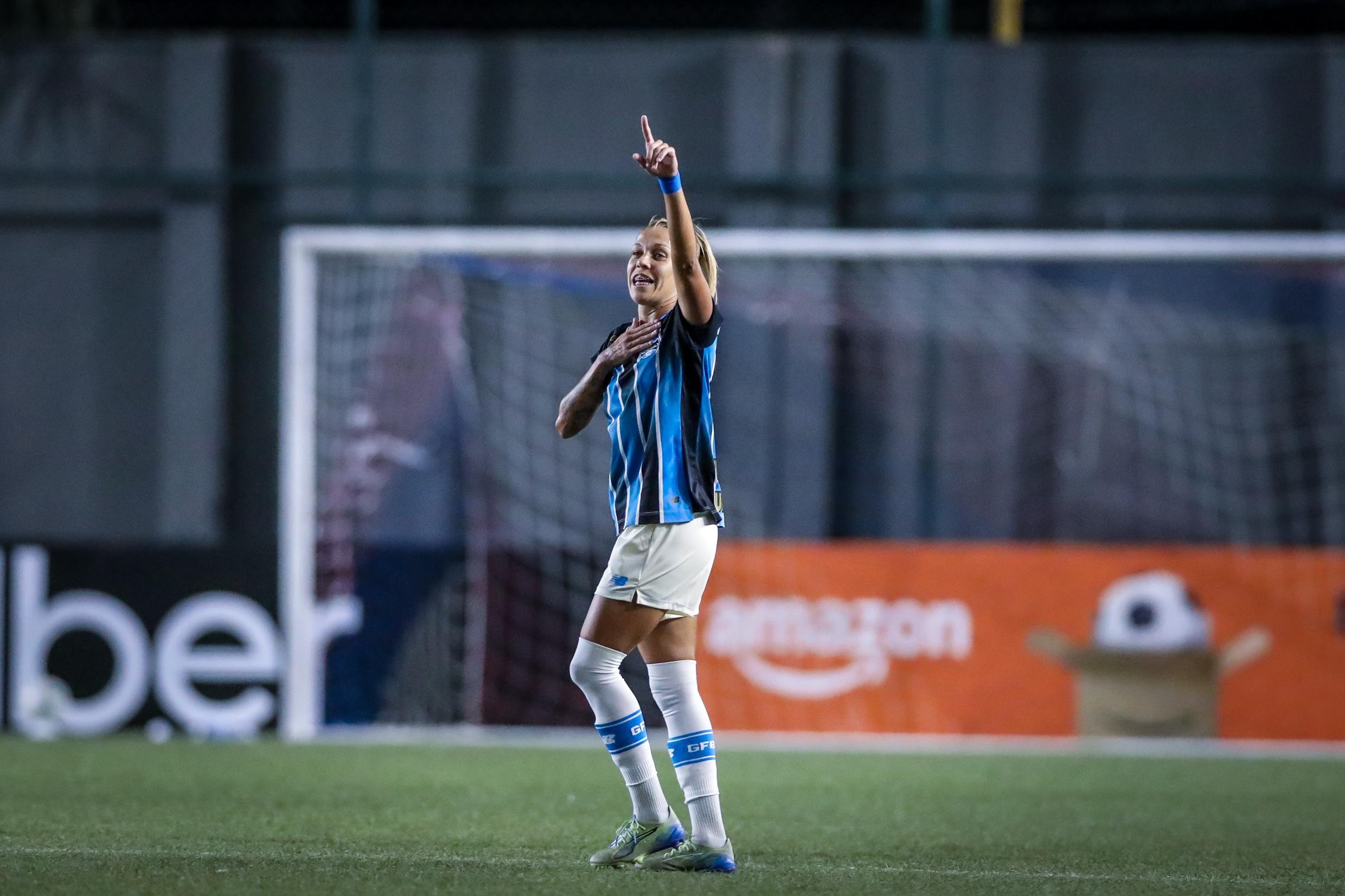 Com tr&ecirc;s gols, Camila Pini &eacute; a artilheira do Gr&ecirc;mio no Brasileir&atilde;o