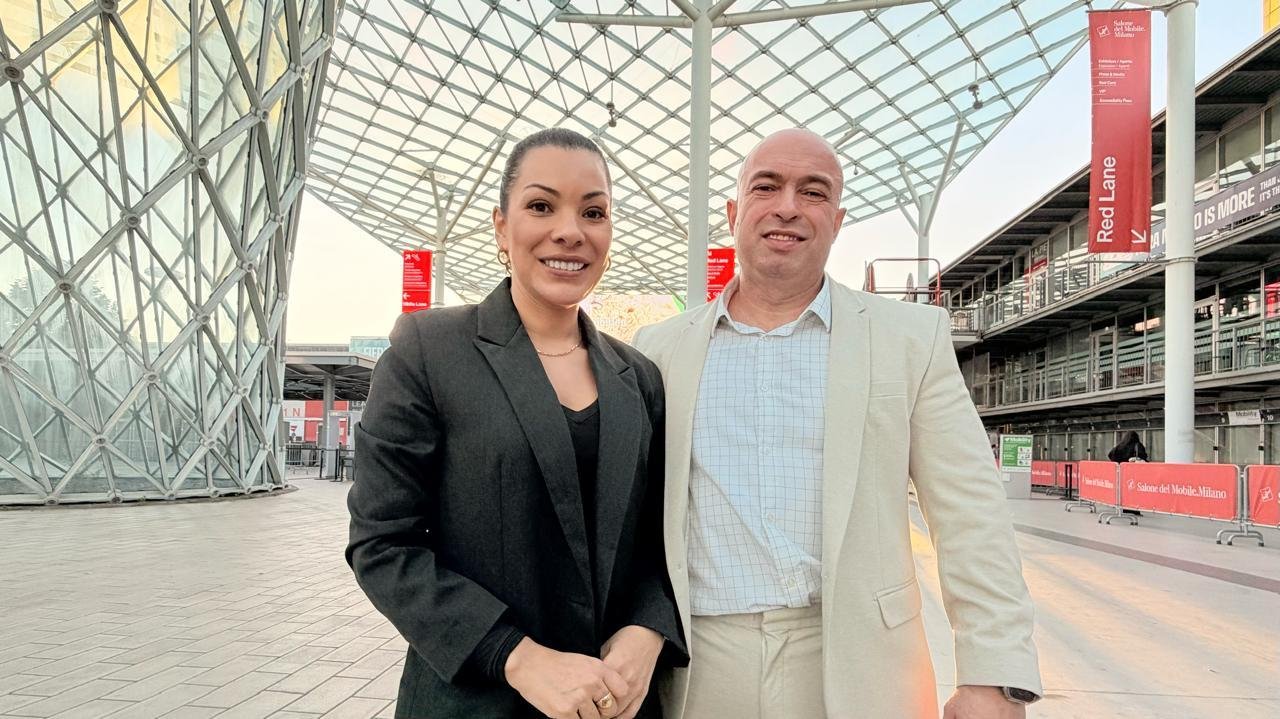 Tatiele Dias Frozi e Fl&aacute;vio Frozi no Salone del Mobile, a maior feira de m&oacute;veis do mundo, em Mil&atilde;o