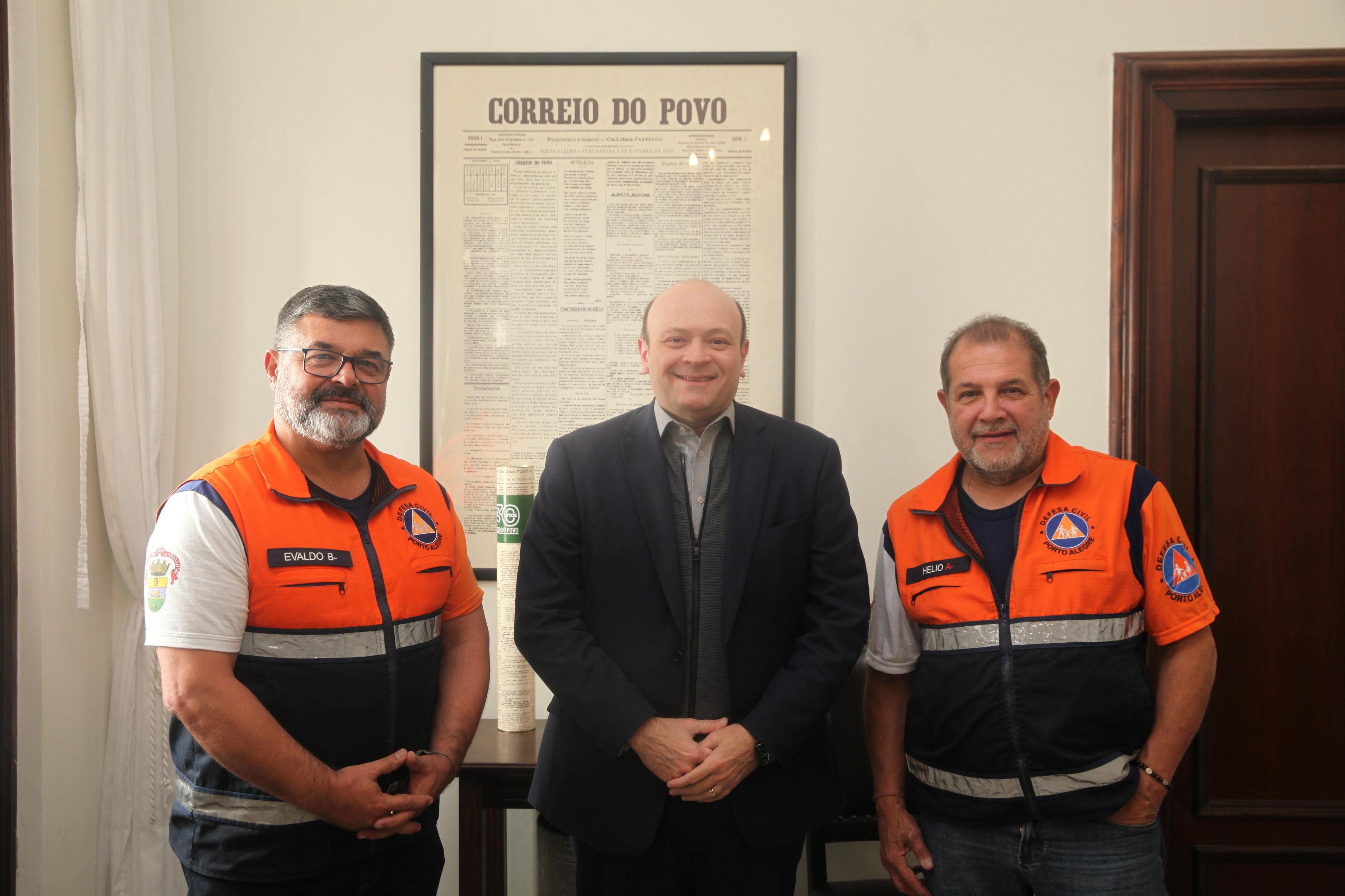 Visita do Coronel Evaldo de Oliveira Jr. e Helio de Almeida Oliveira da Defesa Civil de Porto Alegre