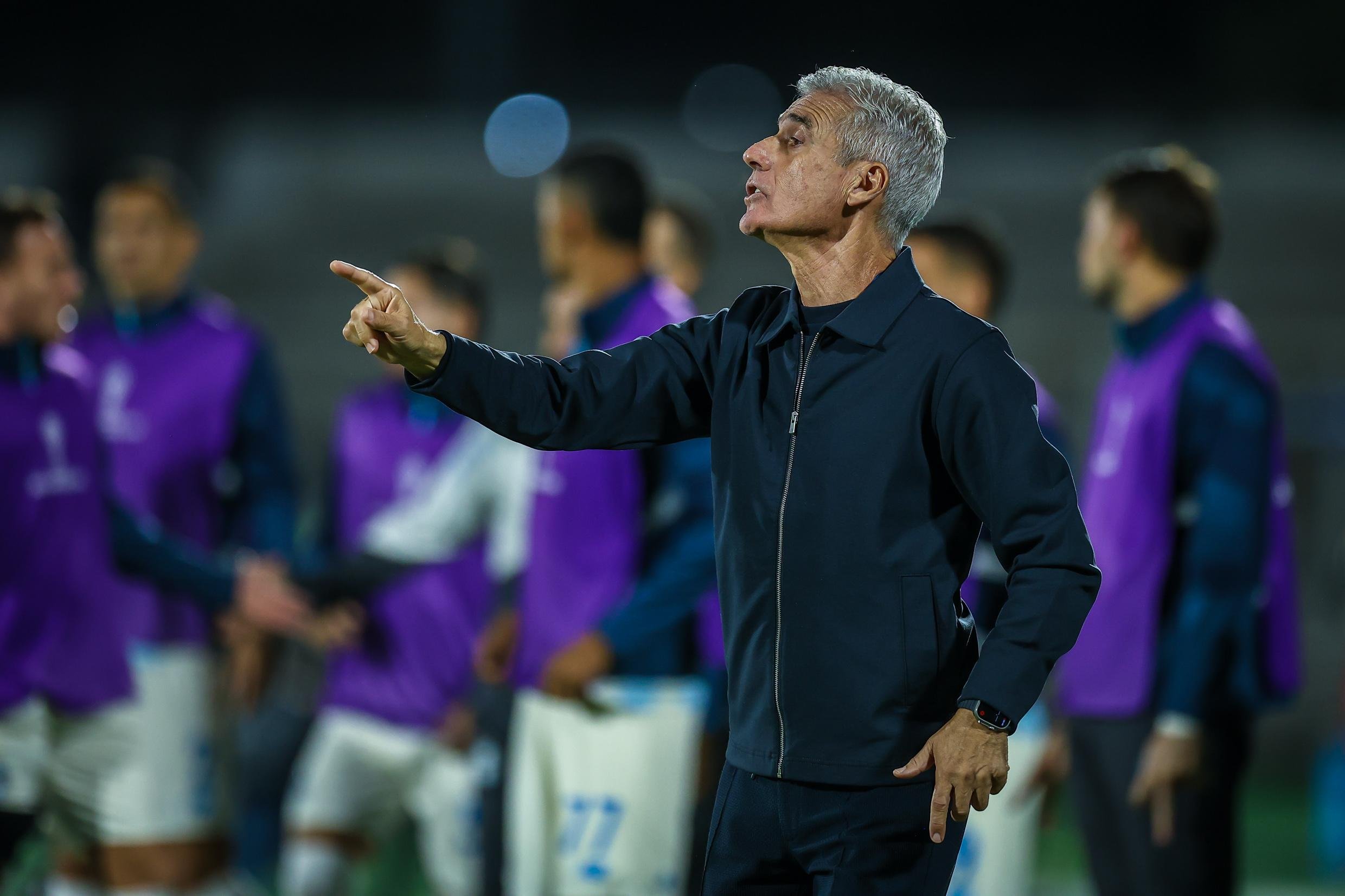 Lu&iacute;s Castro lamentou o p&ecirc;nalti perdido tr&ecirc;s vezes por Carlos Vin&iacute;cius