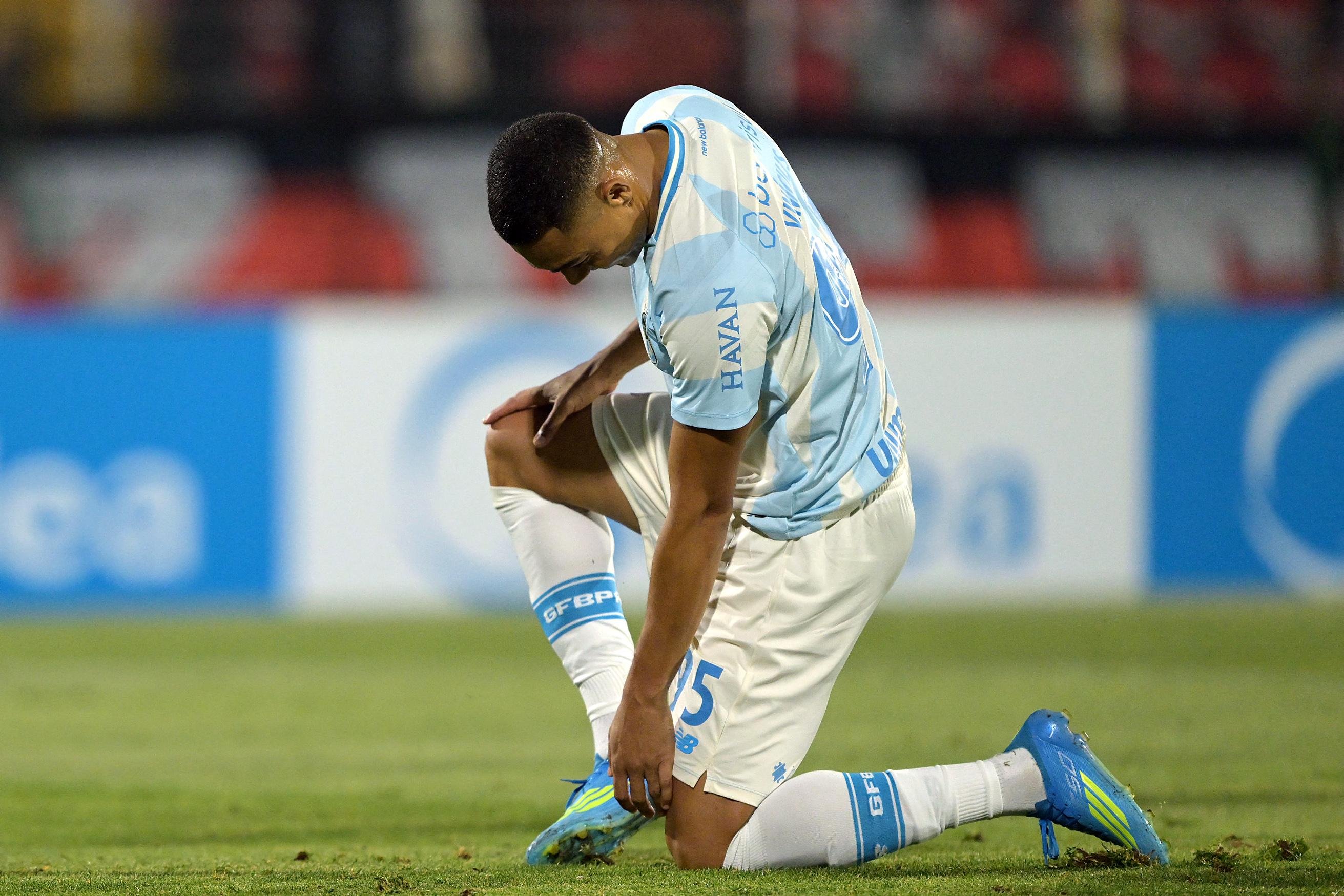 Carlos Vin&iacute;cius perdeu tr&ecirc;s p&ecirc;naltis no jogo contra o Palestino